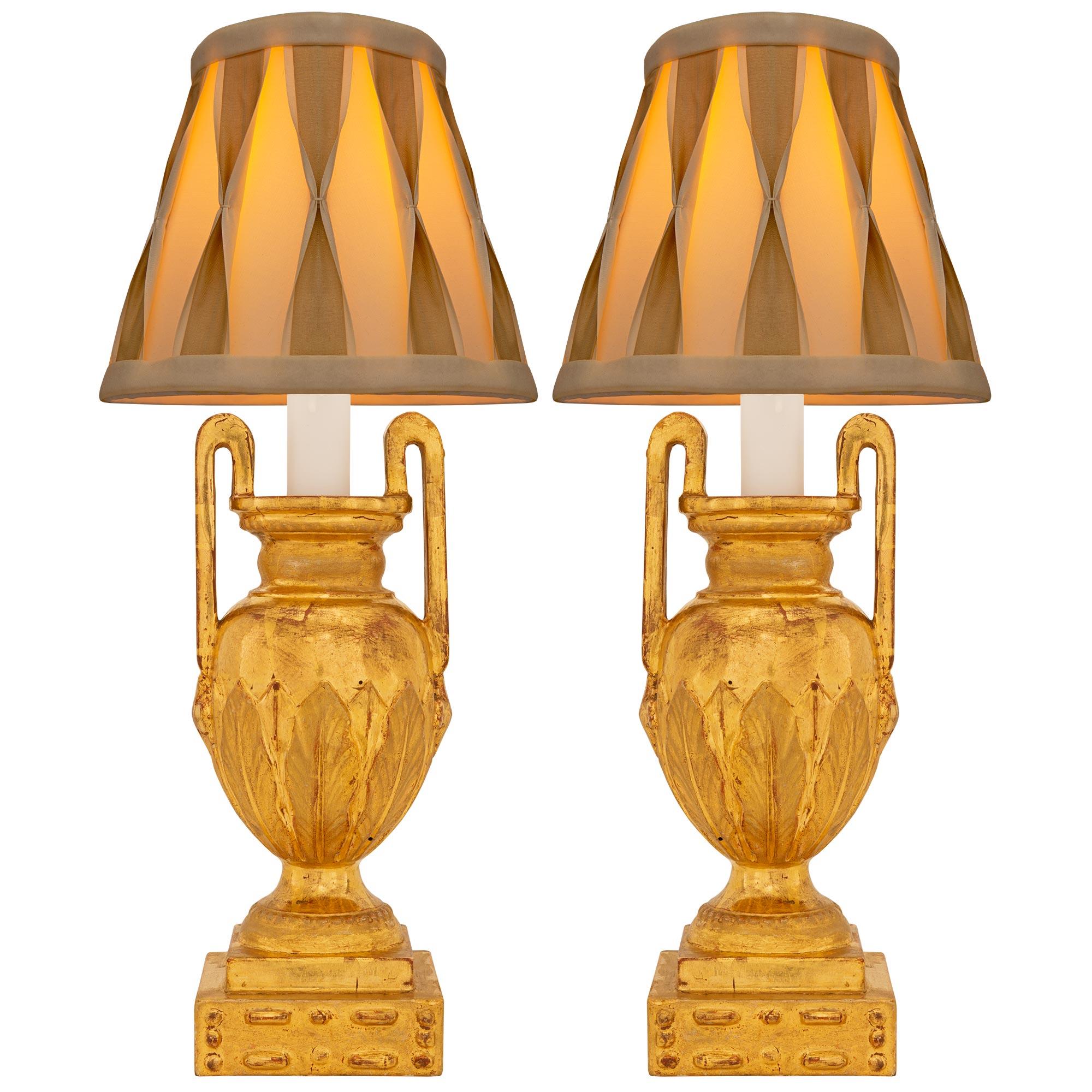 Paire de lampes italiennes du 19ème siècle en bois doré de style Louis XVI en vente 4