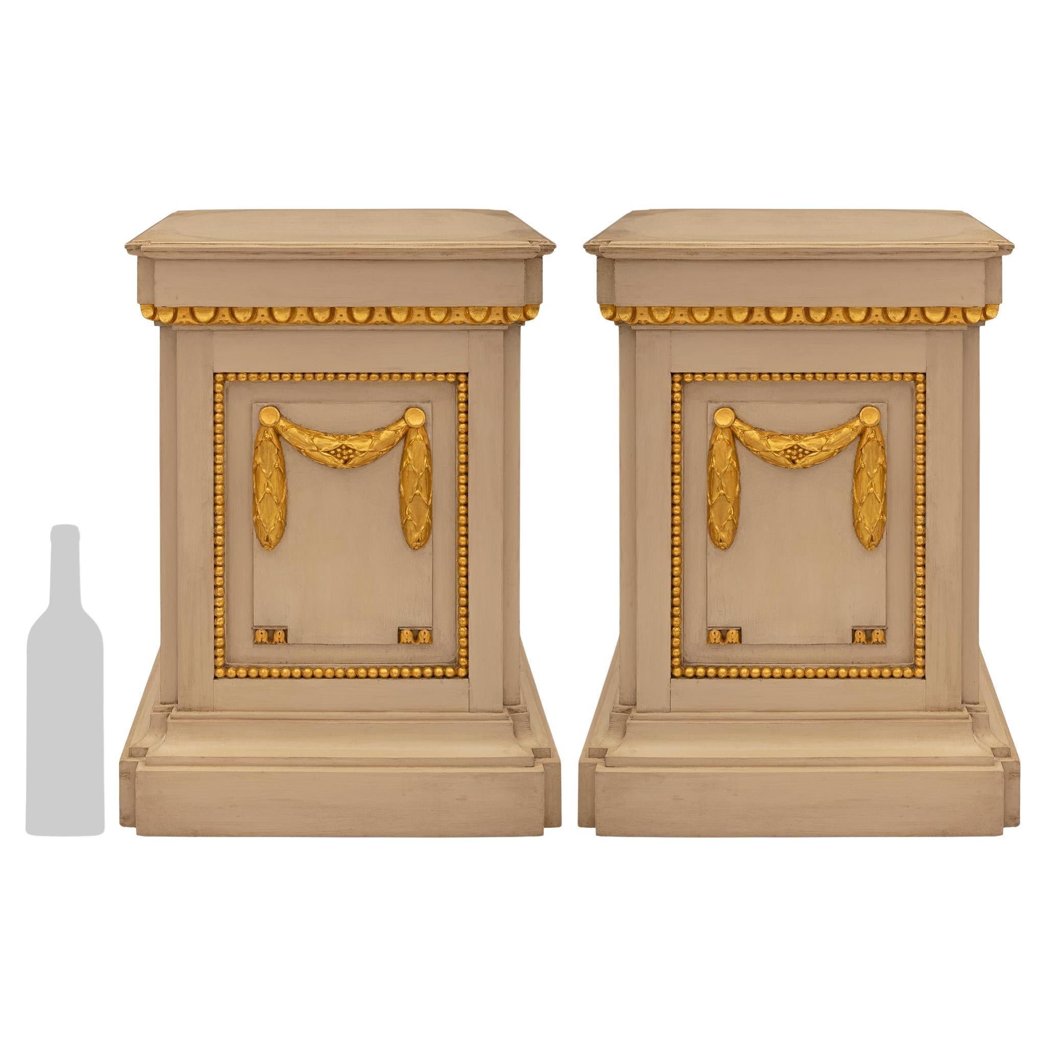 Paire de colonnes à piédestaux en bois doré de style Louis XVI du 19ème siècle italien