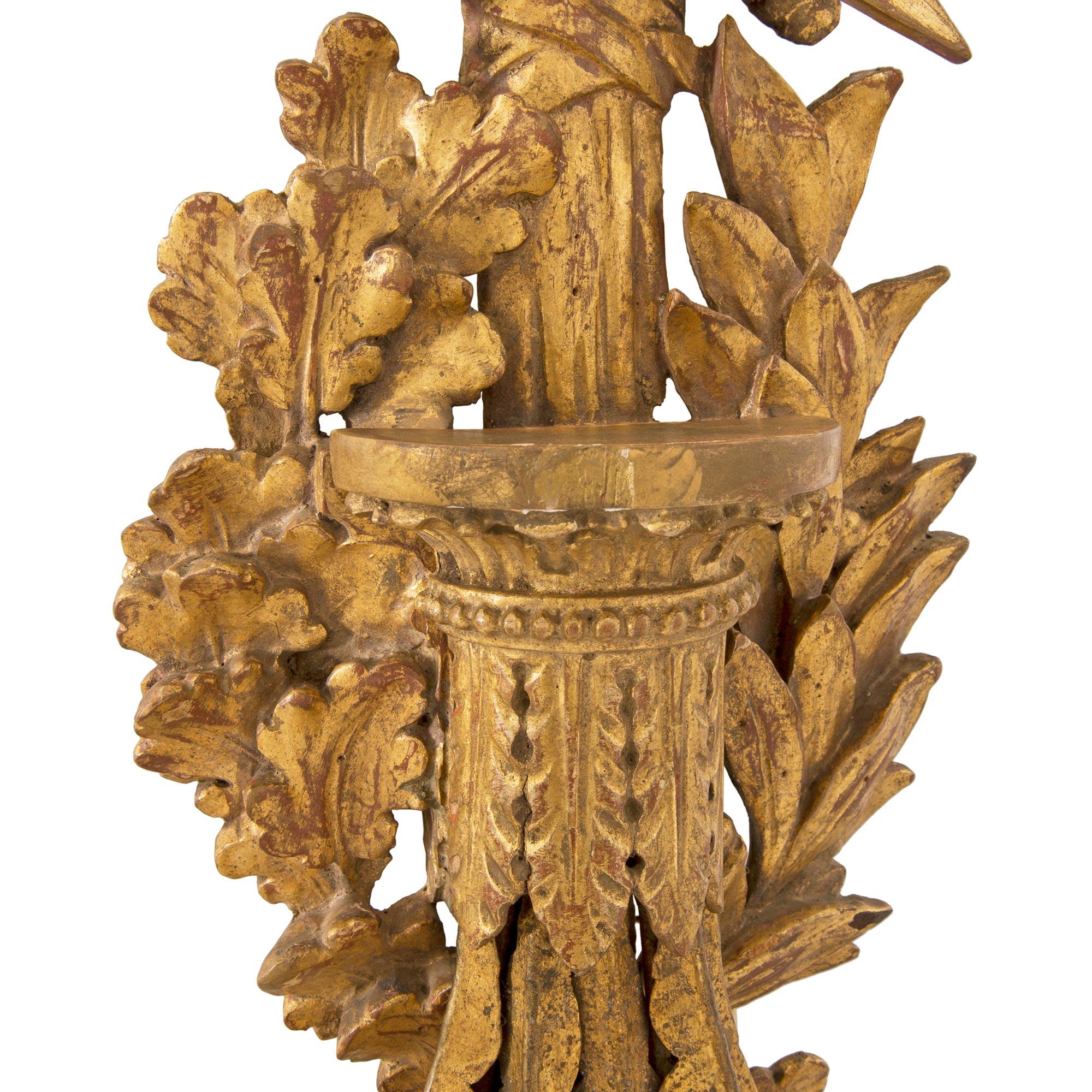 Bois doré Paire d'appliques italiennes du 19ème siècle en bois doré de style Louis XVI en vente