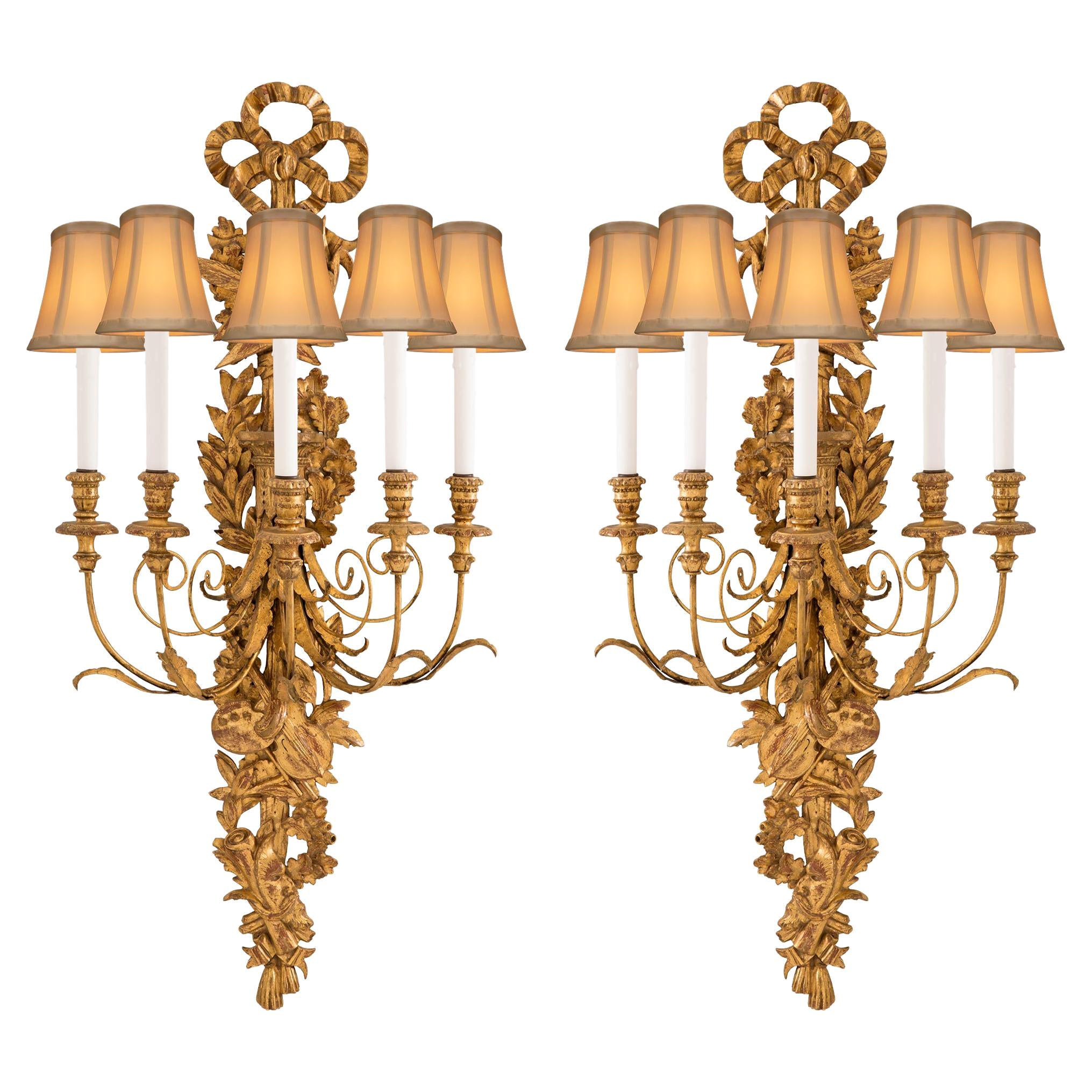 Paire d'appliques italiennes du 19ème siècle en bois doré de style Louis XVI