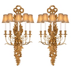 Paire d'appliques italiennes du 19ème siècle en bois doré de style Louis XVI
