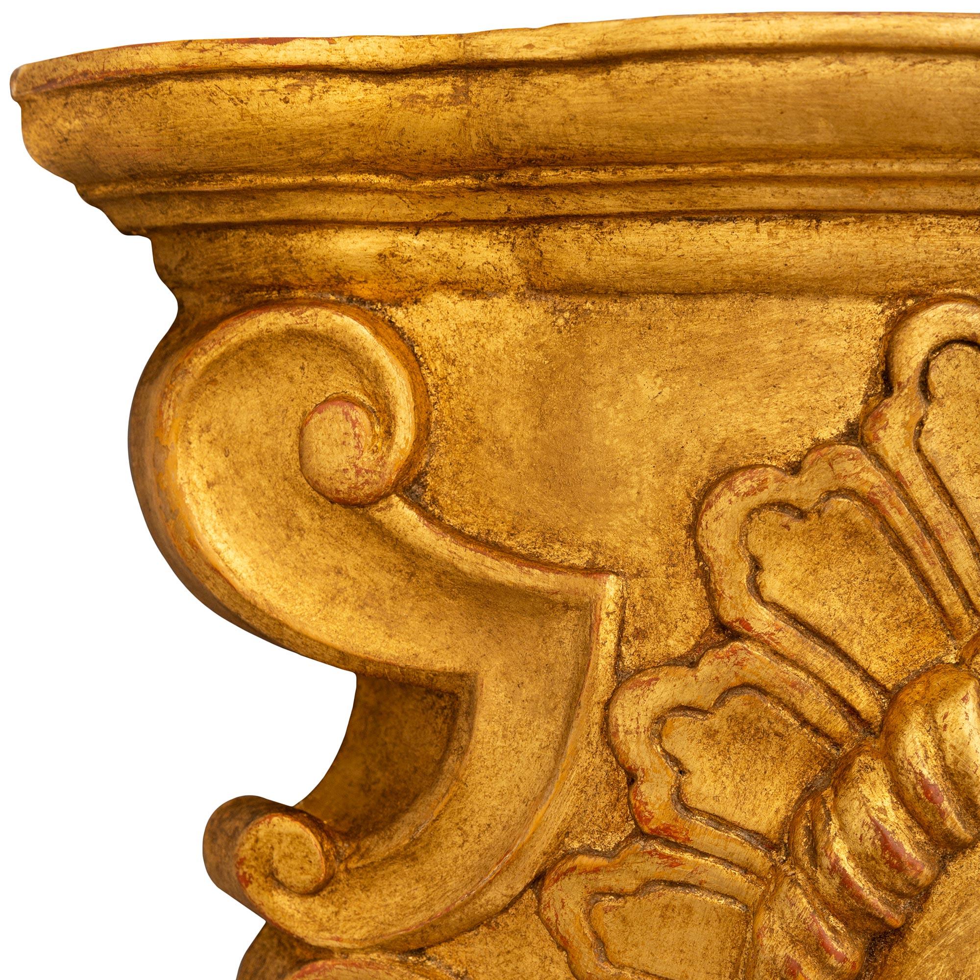 Bois doré Paire de supports muraux italiens Louis XVI du 19ème siècle en bois doré en vente