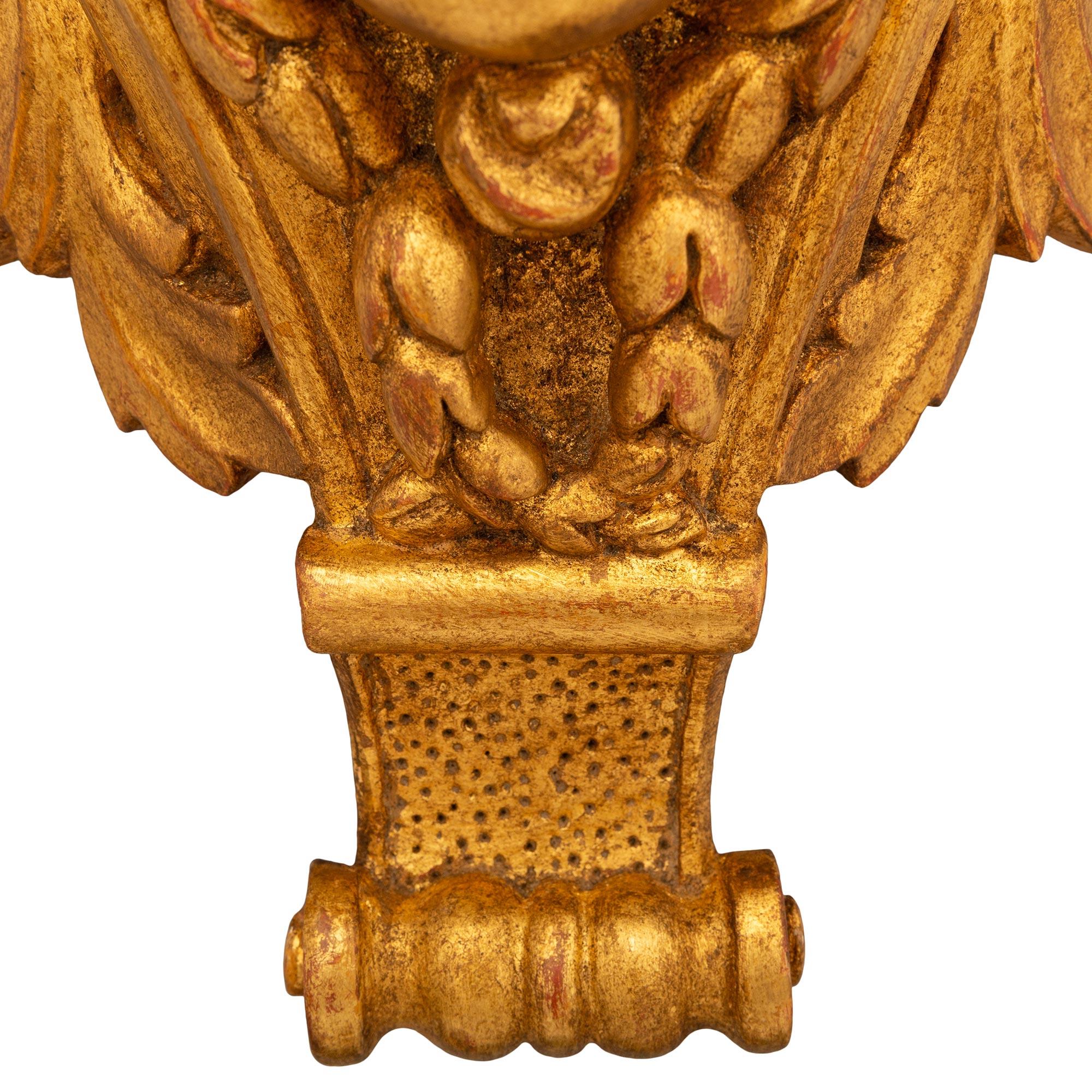 Paire de supports muraux italiens Louis XVI du 19ème siècle en bois doré en vente 4