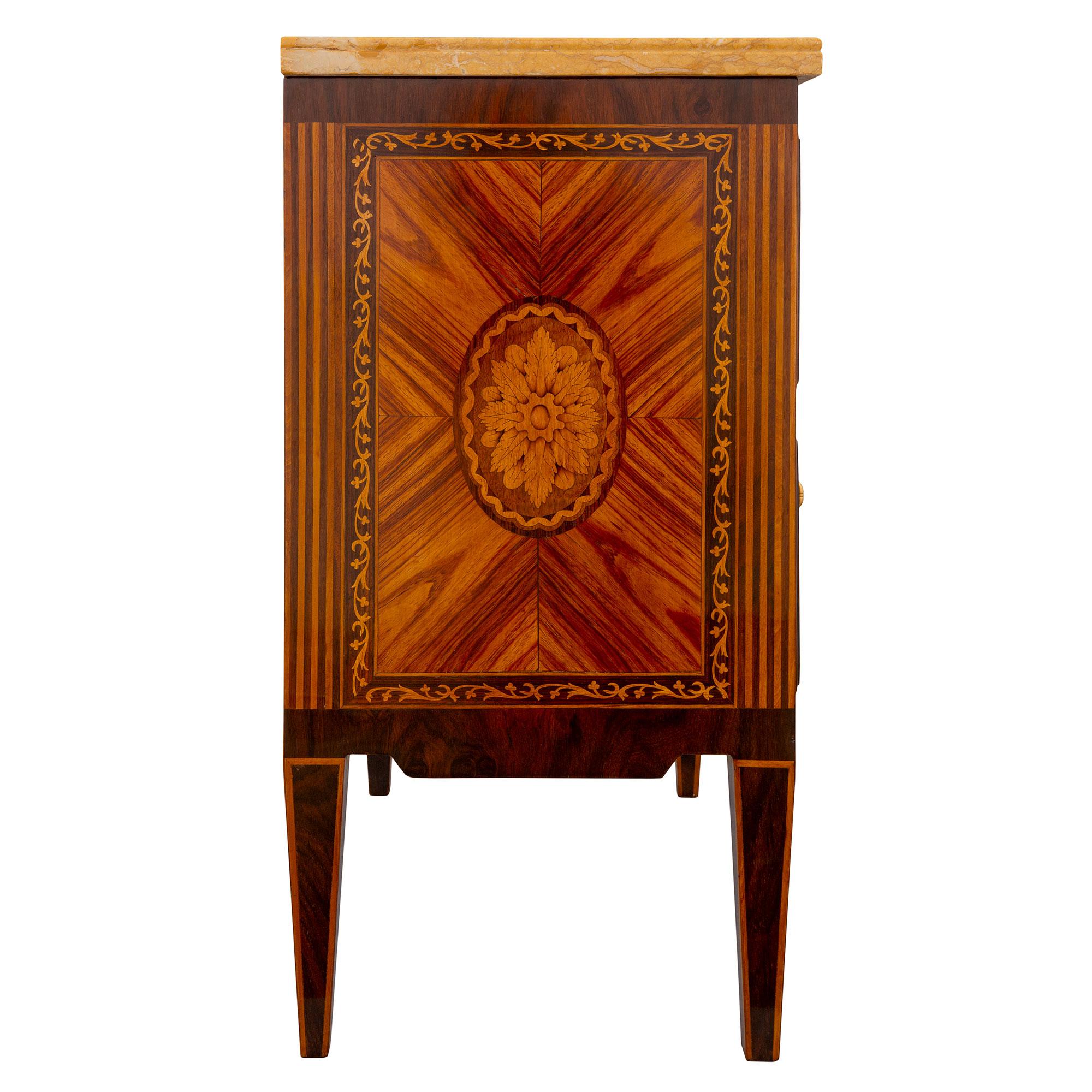 Coppia di commodes italiani del XIX secolo in legno di Reich e marmo di Siena In condizioni buone in vendita a West Palm Beach, FL