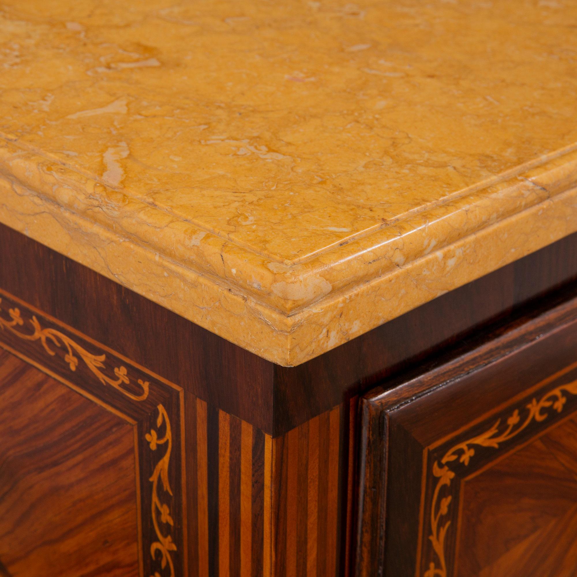 Marmo Siena Coppia di commodes italiani del XIX secolo in legno di Reich e marmo di Siena in vendita