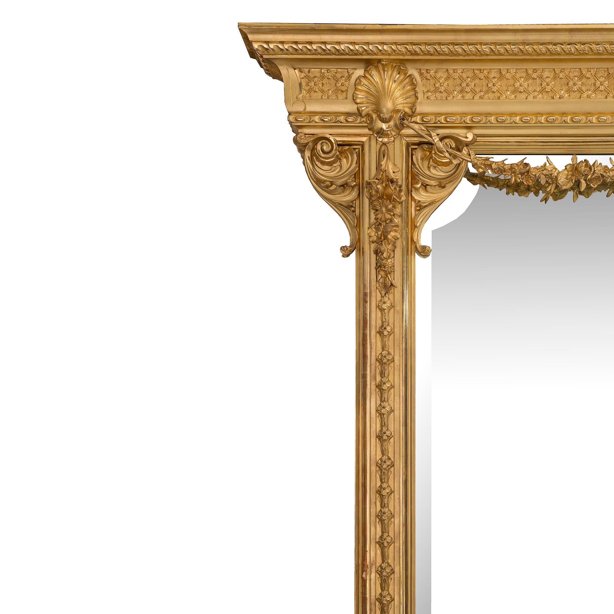 Coppia di specchi in legno dorato a grande scala del XIX secolo Luigi XVI St. In condizioni buone in vendita a West Palm Beach, FL