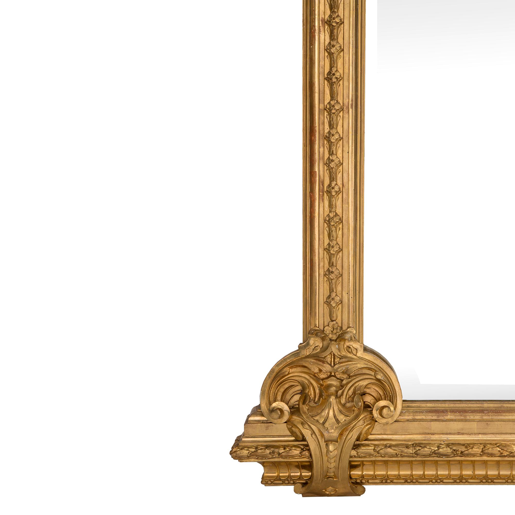 Miroir Paire de miroirs en bois doré à grande échelle de style Louis XVI du 19ème siècle italien en vente
