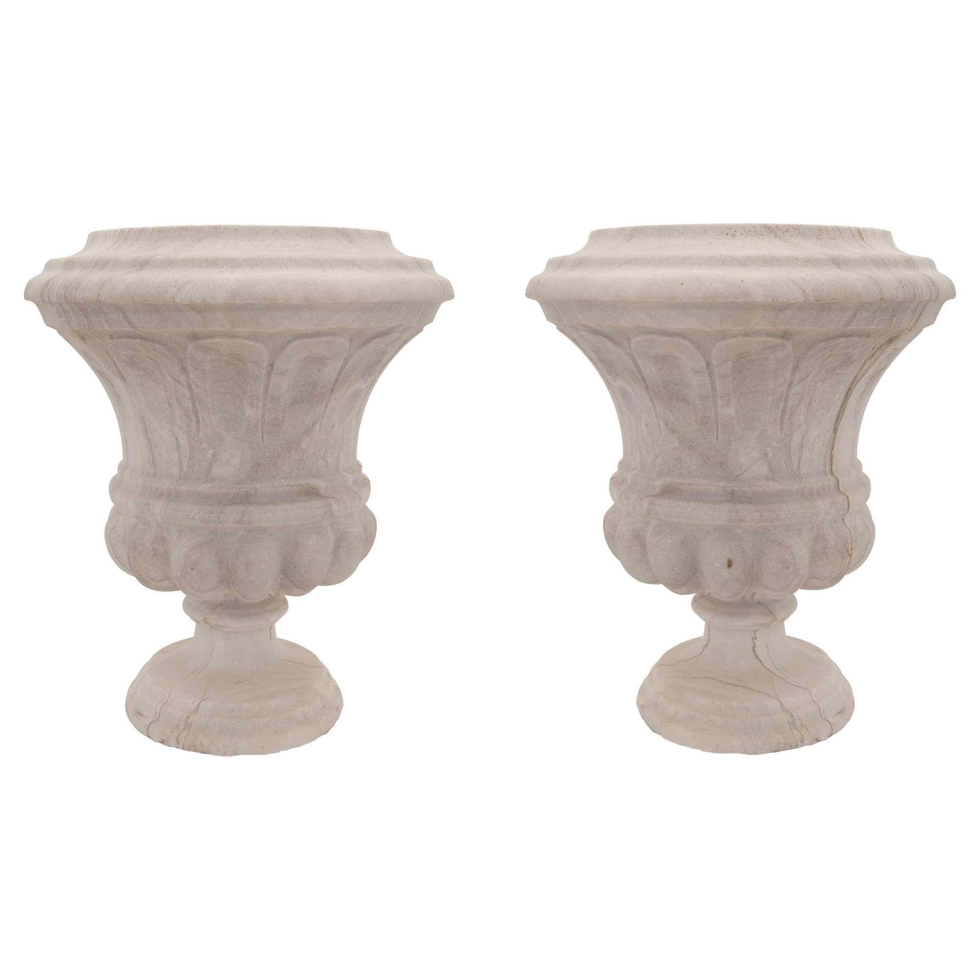 Paire d'urnes italiennes du XIXe siècle en marbre de style Louis XVI du XIXe siècle