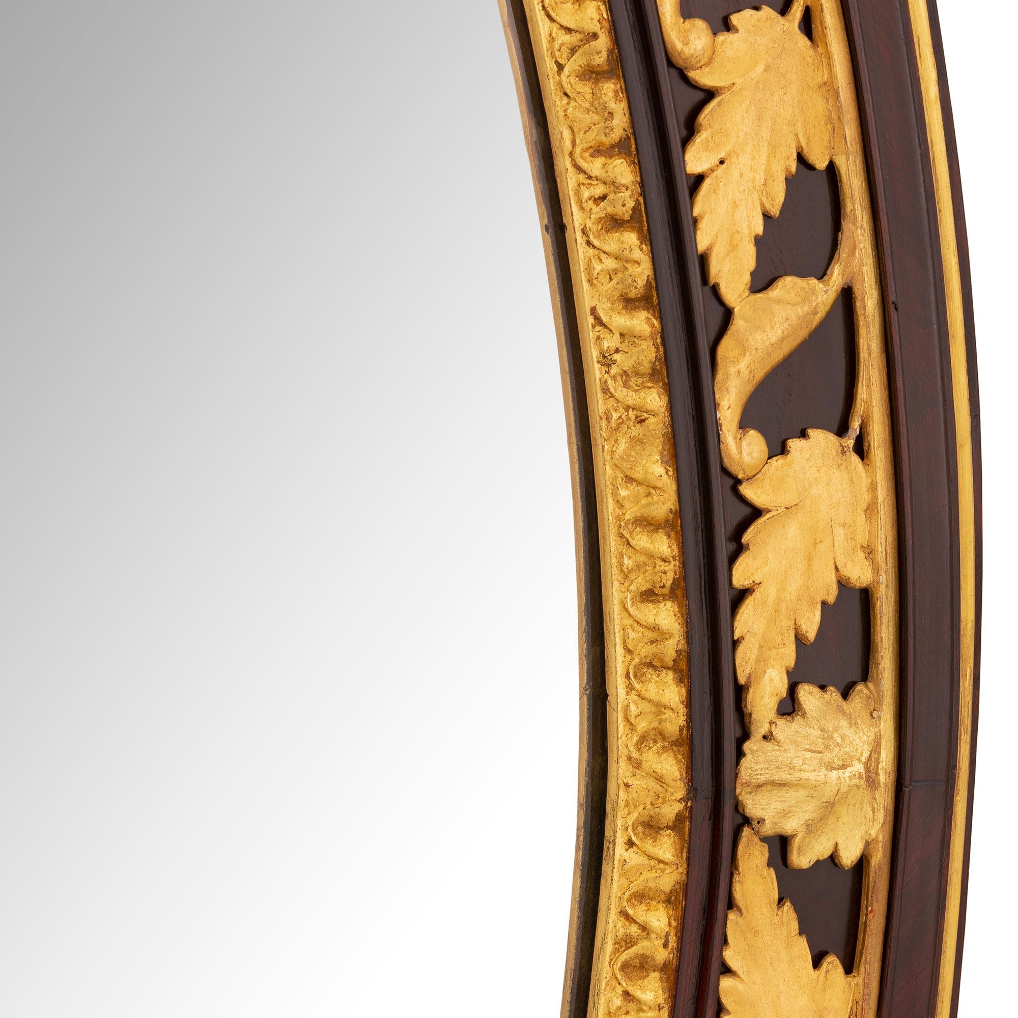 Paire de miroirs italiens de style Louis XVI du 19ème siècle en bois polychrome et doré en vente 1