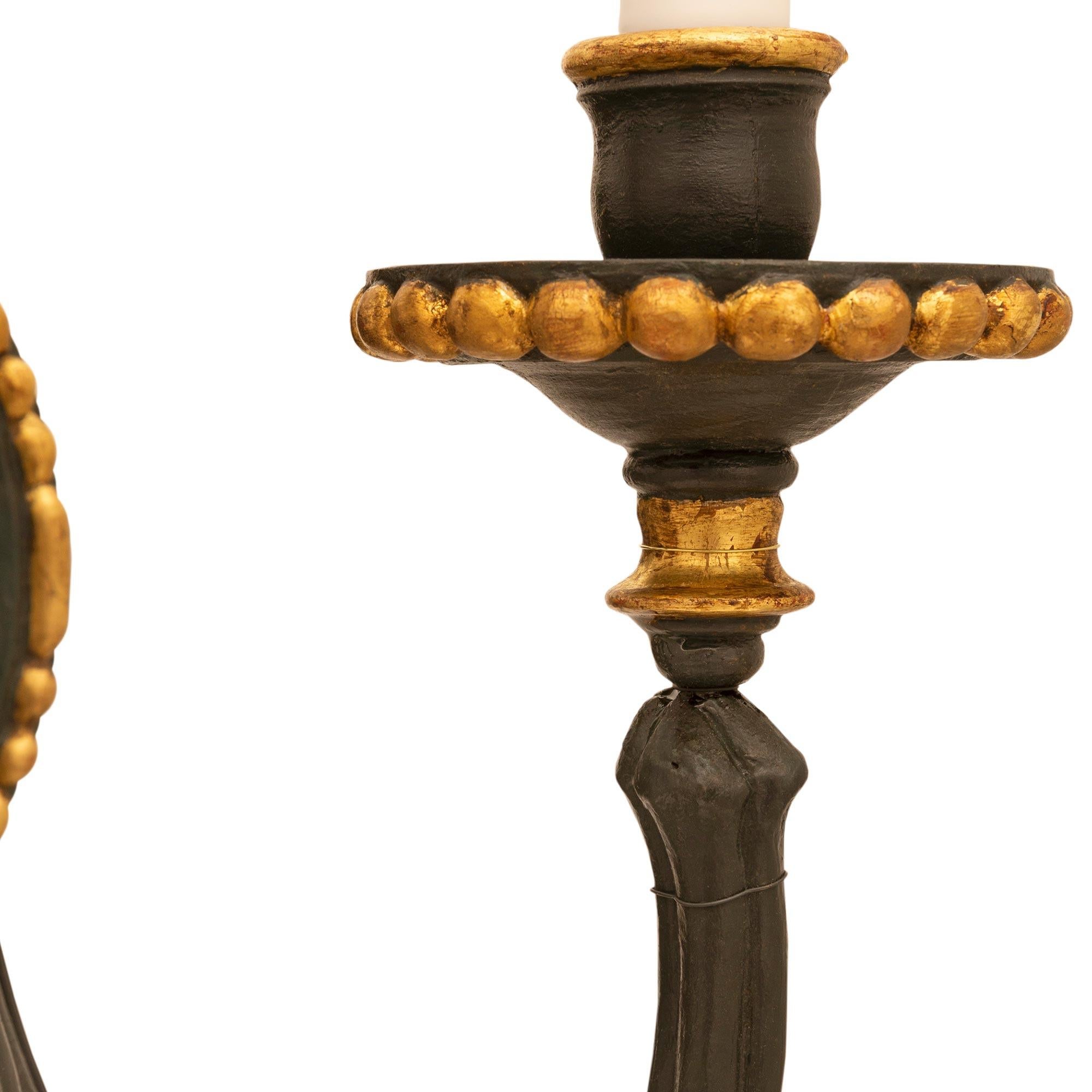 XIXe siècle Paire d'appliques italiennes Louis XVI du 19ème siècle en bois polychrome et doré en vente