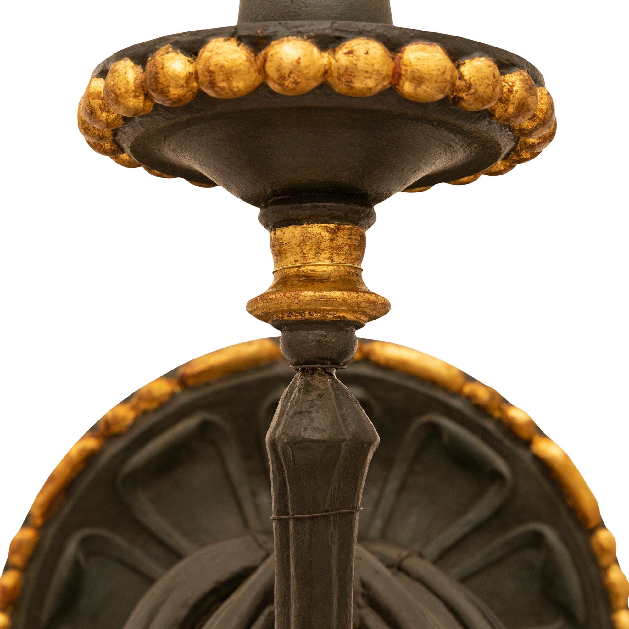 Bois doré Paire d'appliques italiennes Louis XVI du 19ème siècle en bois polychrome et doré en vente
