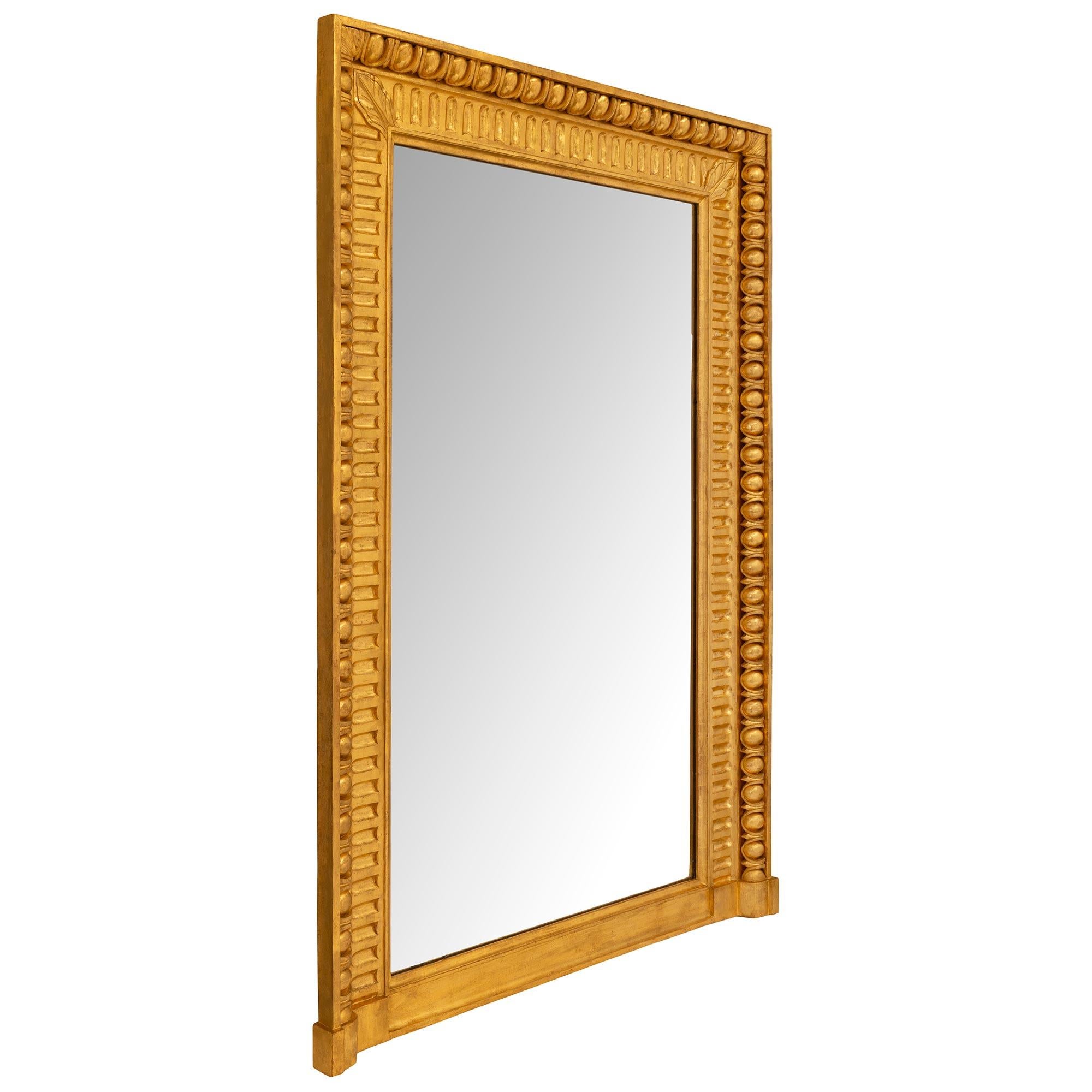 Paire de miroirs rectangulaires en bois doré du 19ème siècle de style Louis XVI italien Bon état - En vente à West Palm Beach, FL