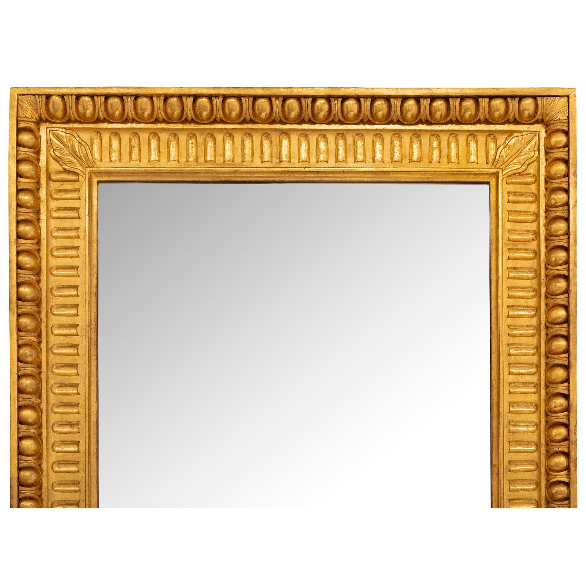 XIXe siècle Paire de miroirs rectangulaires en bois doré du 19ème siècle de style Louis XVI italien en vente