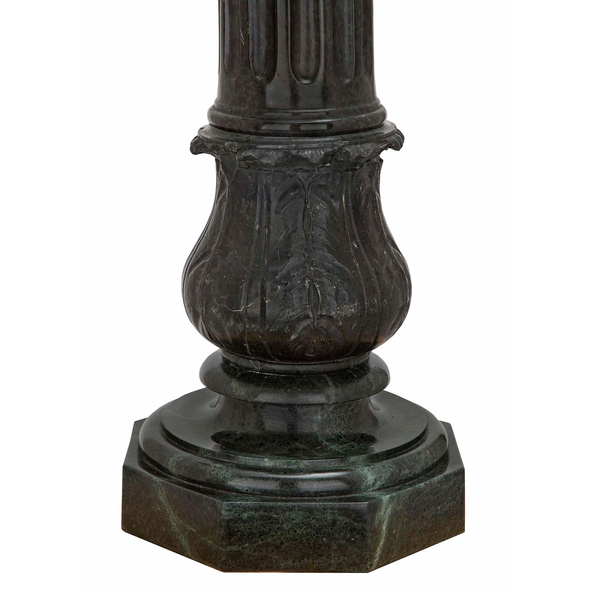 Ein Paar italienische Louis XVI St. Verde Antico-Marmorsäulensockel aus dem 19. Jahrhundert im Zustand „Gut“ in West Palm Beach, FL