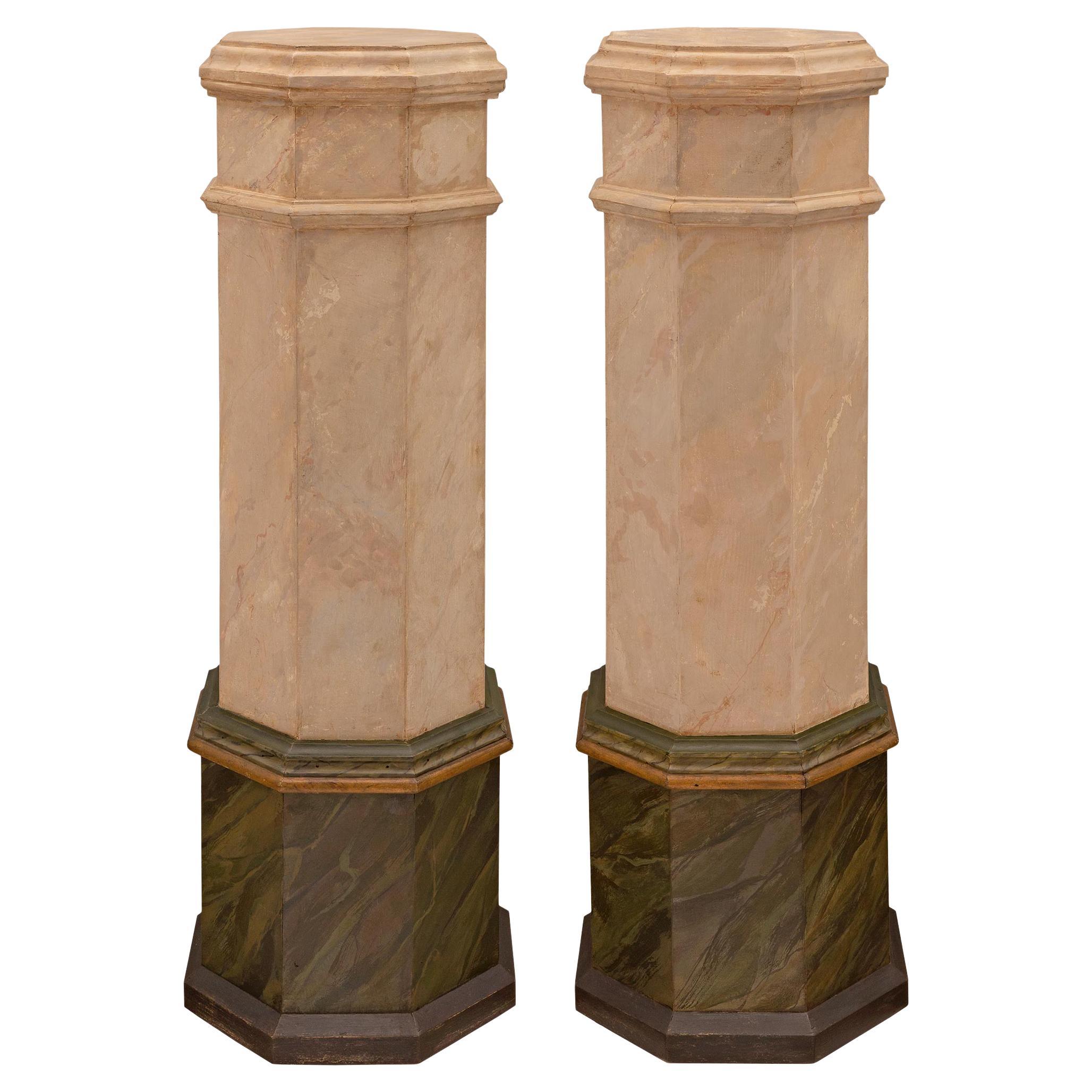 Coppia di colonne con piedistallo in legno patinato dell'Ottocento italiano in stile Luigi XVI