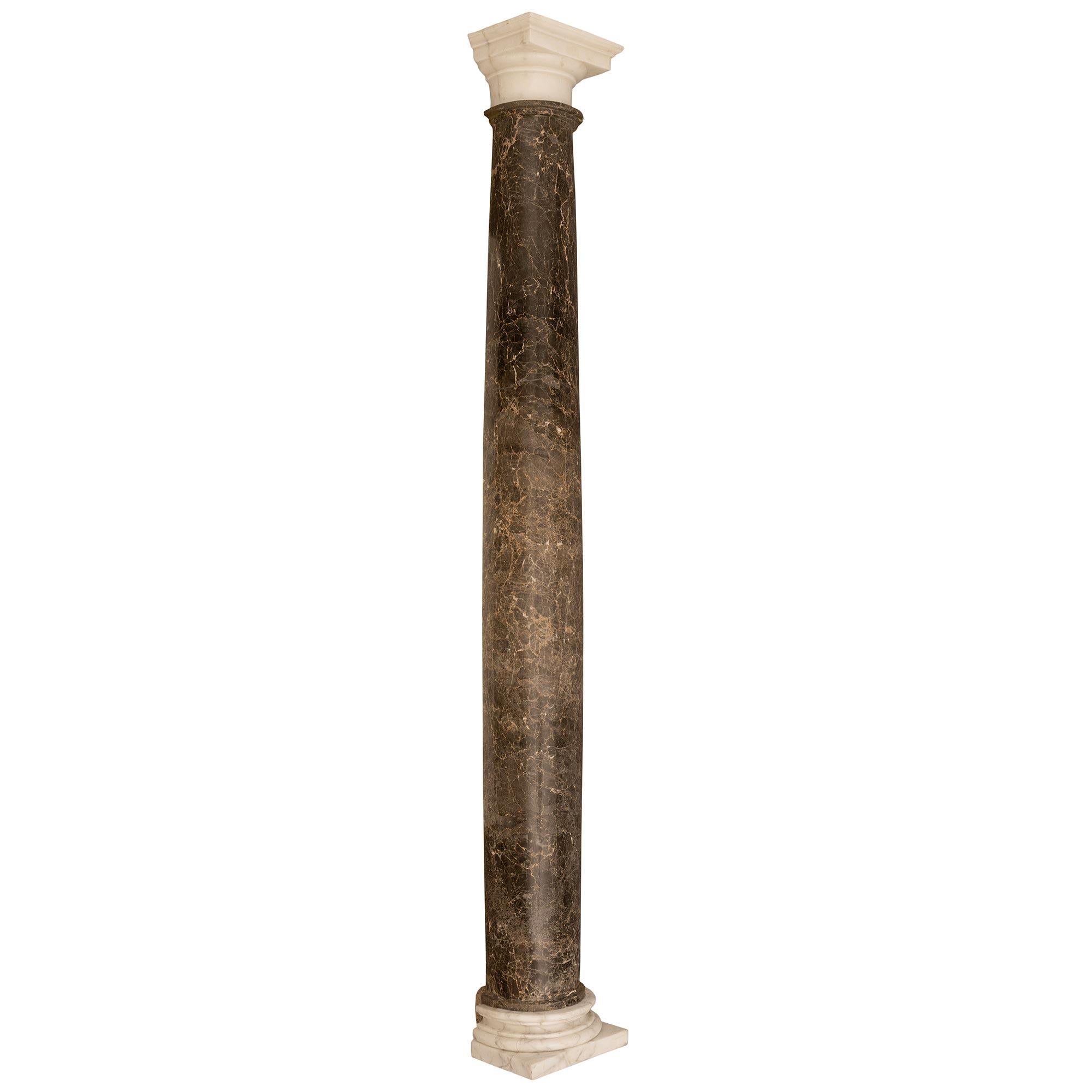 Une belle paire de colonnes en marbre italiennes du XIXe siècle, extrêmement décoratives. Chaque colonne demi-ronde est posée sur son socle et son chapiteau d'origine en marbre blanc de Carrare tacheté. Les colonnes centrales demi-rondes et effilées