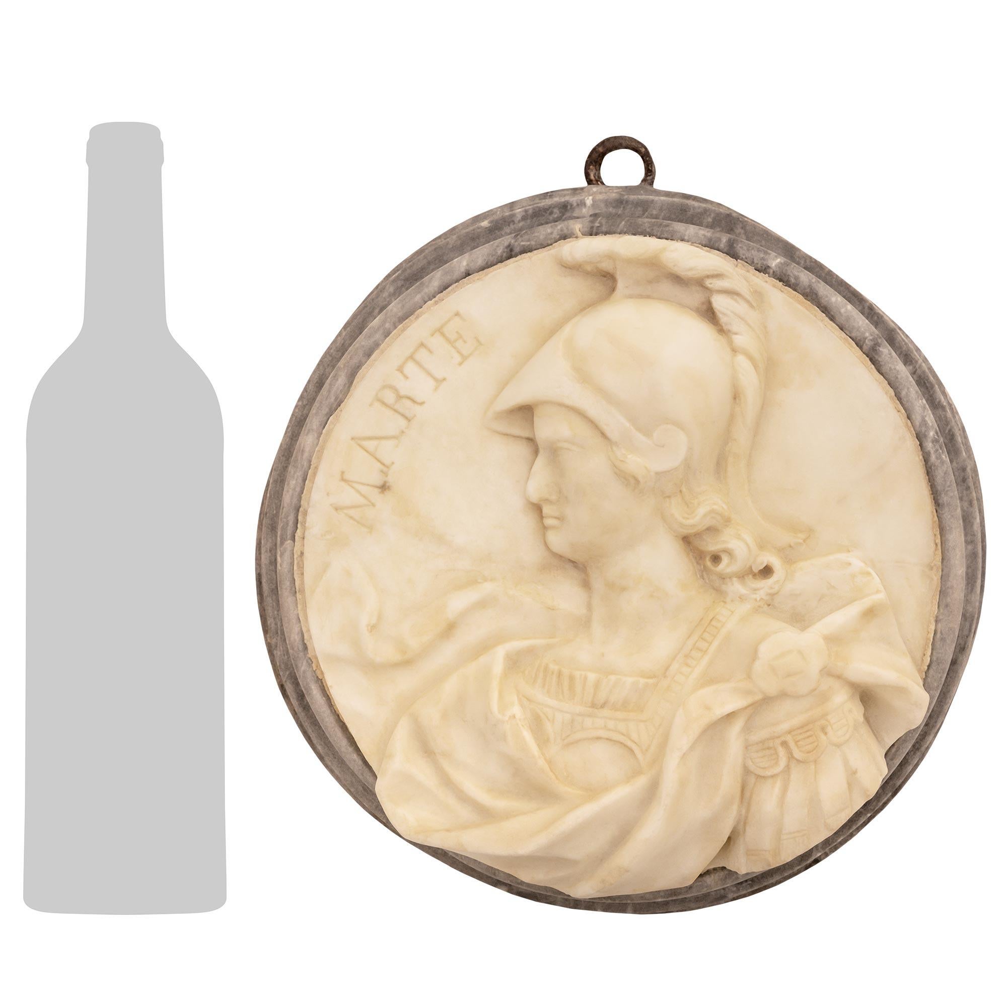 Un'attraente e decorativa coppia di placche in marmo bianco di Carrara e grigio di Sant'Anna del XIX secolo, ovvero Marte e Minerva. Le due placche circolari in marmo bianco di Carrara, splendidamente intagliate, raffigurano Marte e Minerva su una