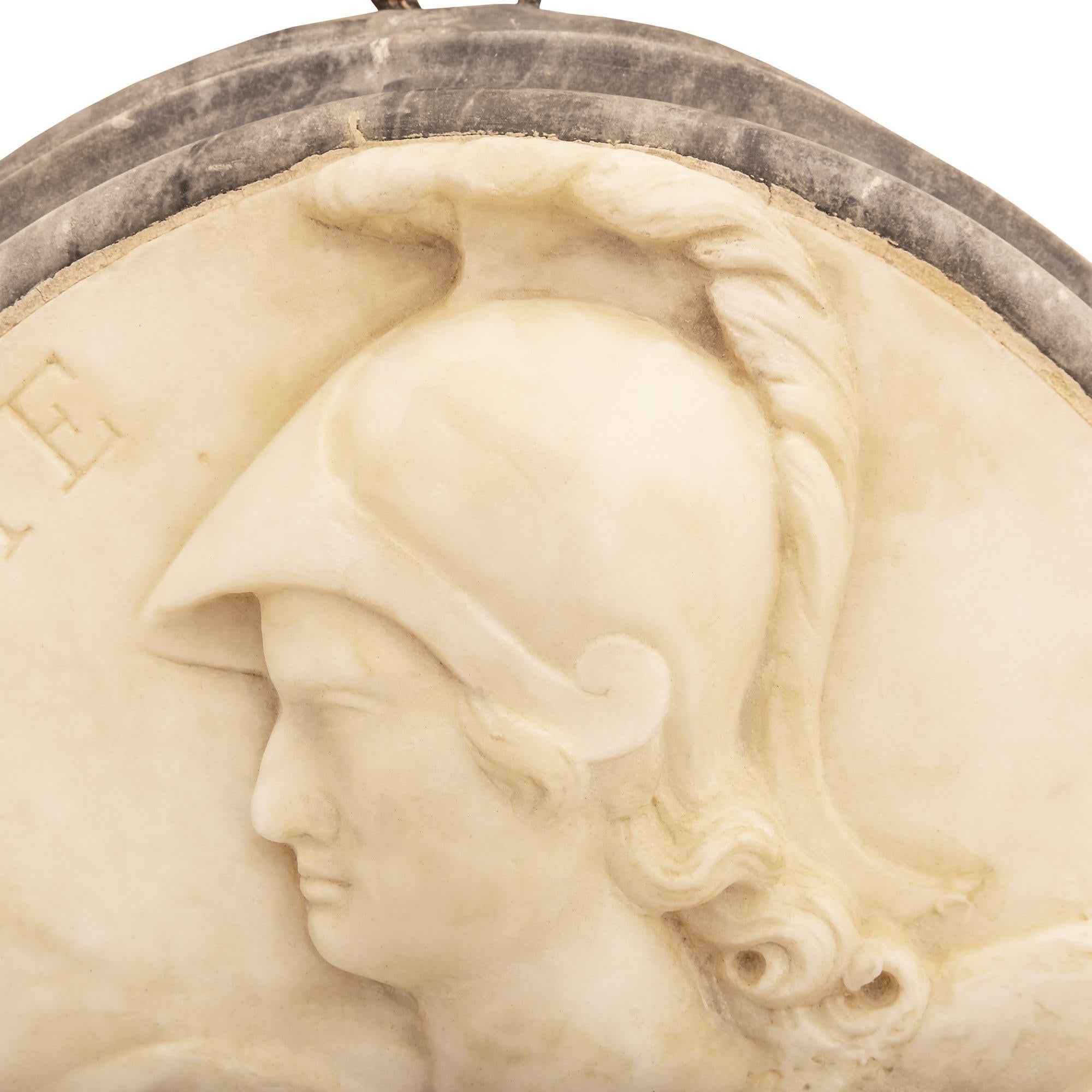 Coppia di targhe in marmo del XIX secolo: Marte e Minerva In condizioni buone in vendita a West Palm Beach, FL
