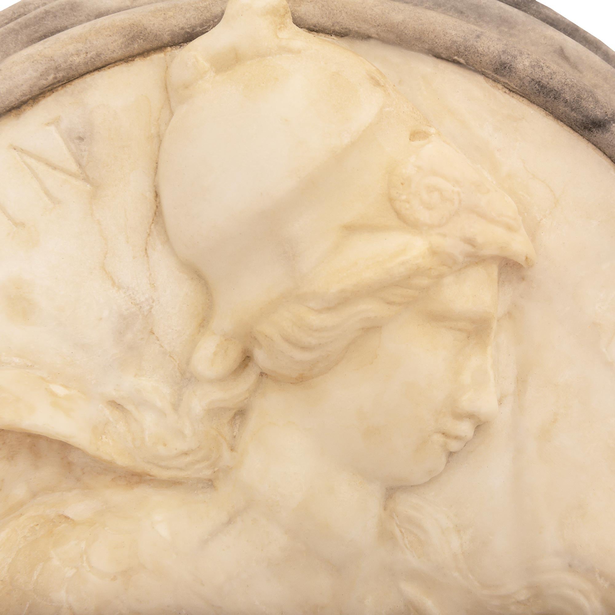 Coppia di targhe in marmo del XIX secolo: Marte e Minerva in vendita 1