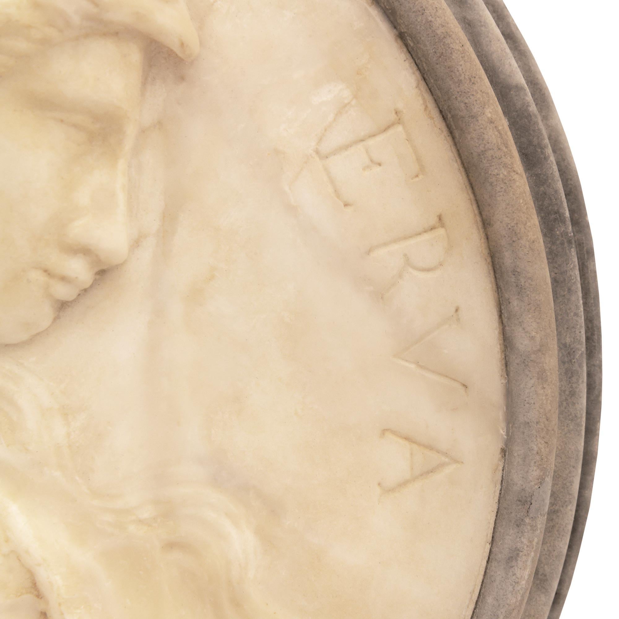 Coppia di targhe in marmo del XIX secolo: Marte e Minerva in vendita 2