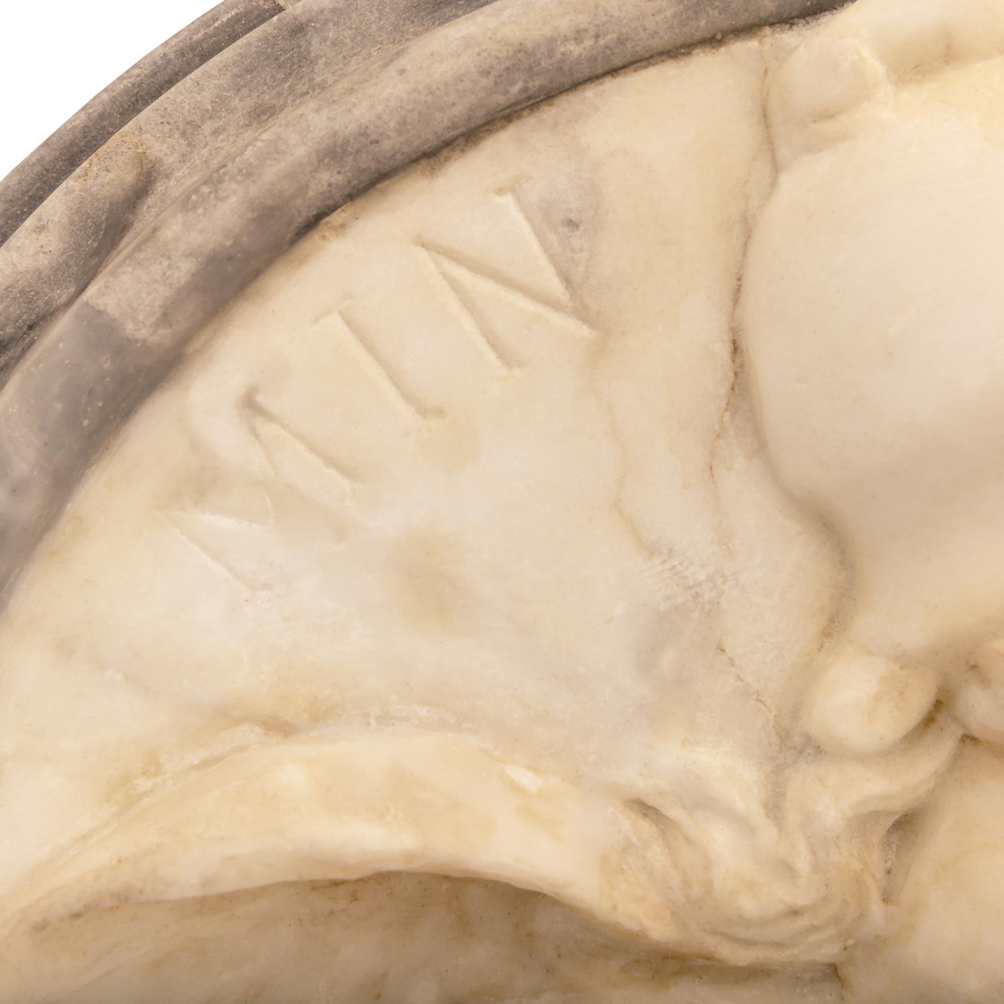 Coppia di targhe in marmo del XIX secolo: Marte e Minerva in vendita 3