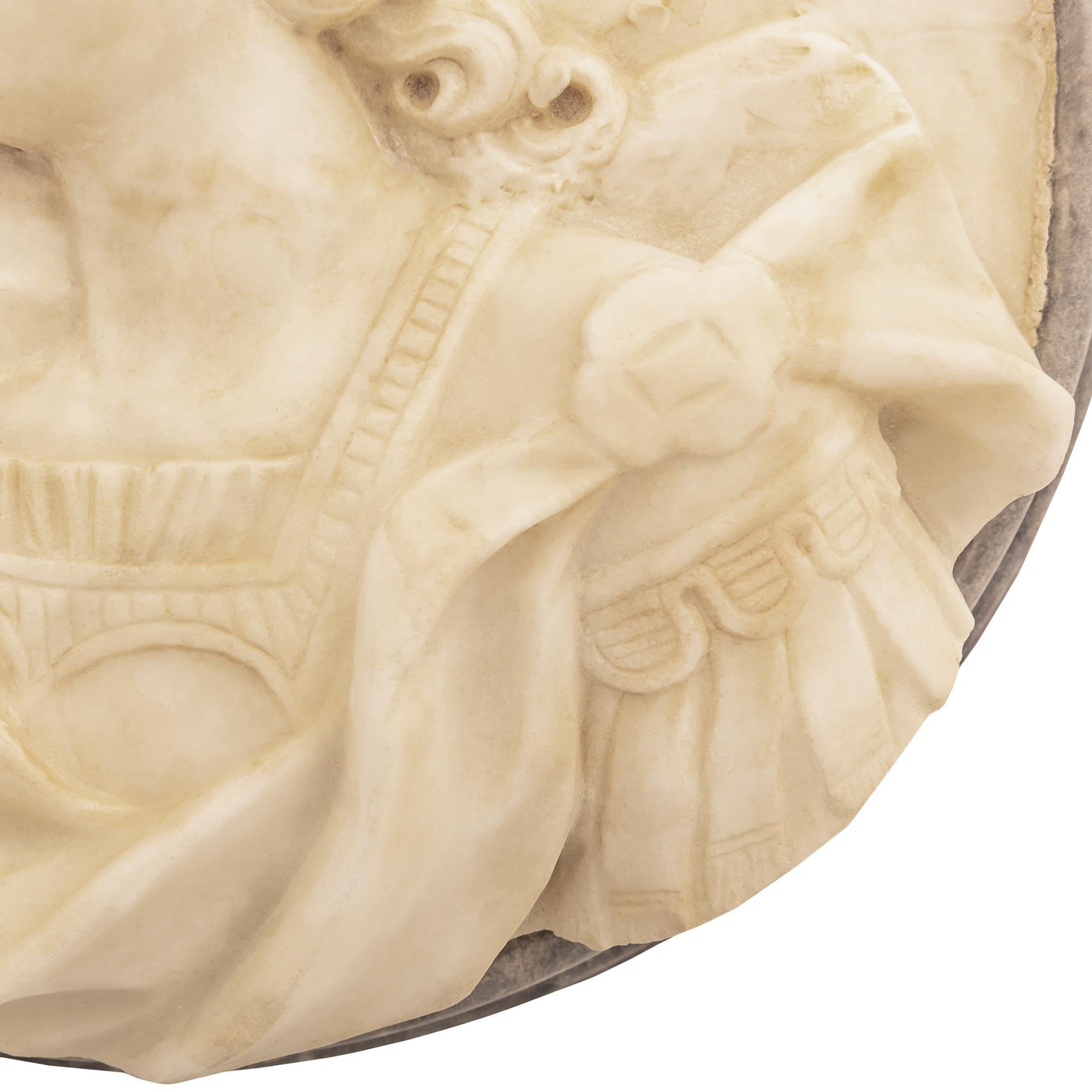 Coppia di targhe in marmo del XIX secolo: Marte e Minerva in vendita 4