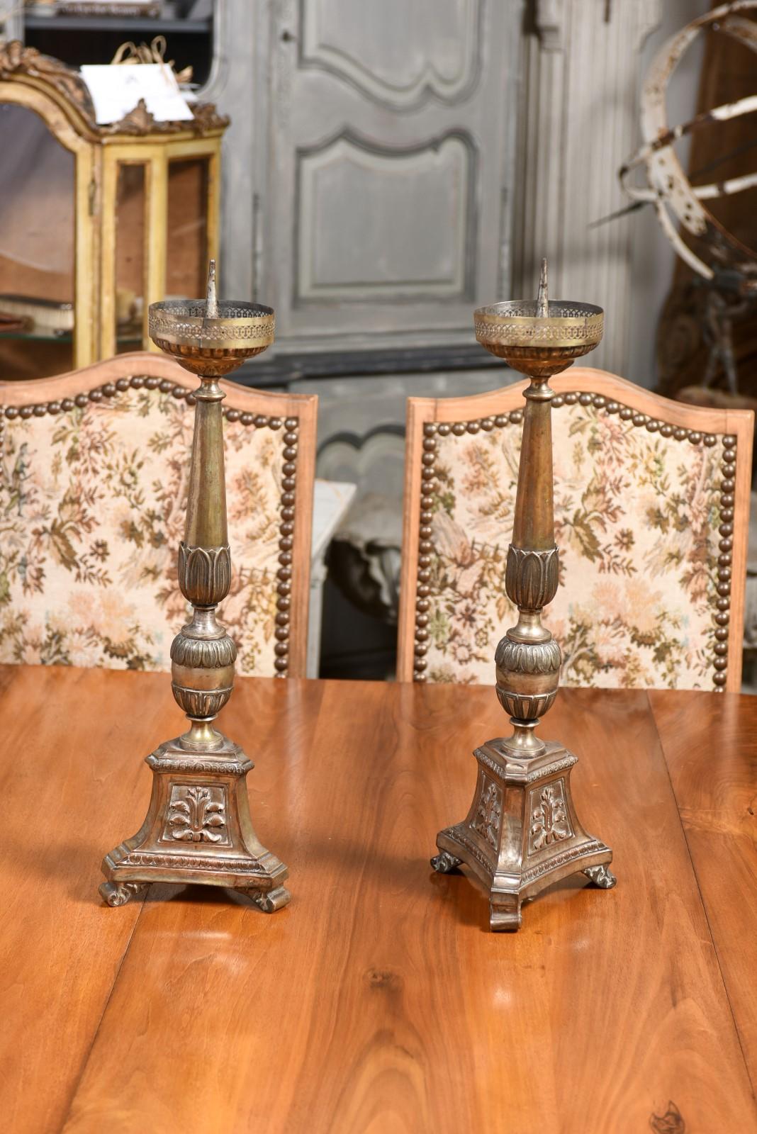 Paar italienische Metall-Kerzenständer aus dem 19. Jahrhundert mit Silber- und Goldtönen im Angebot 9