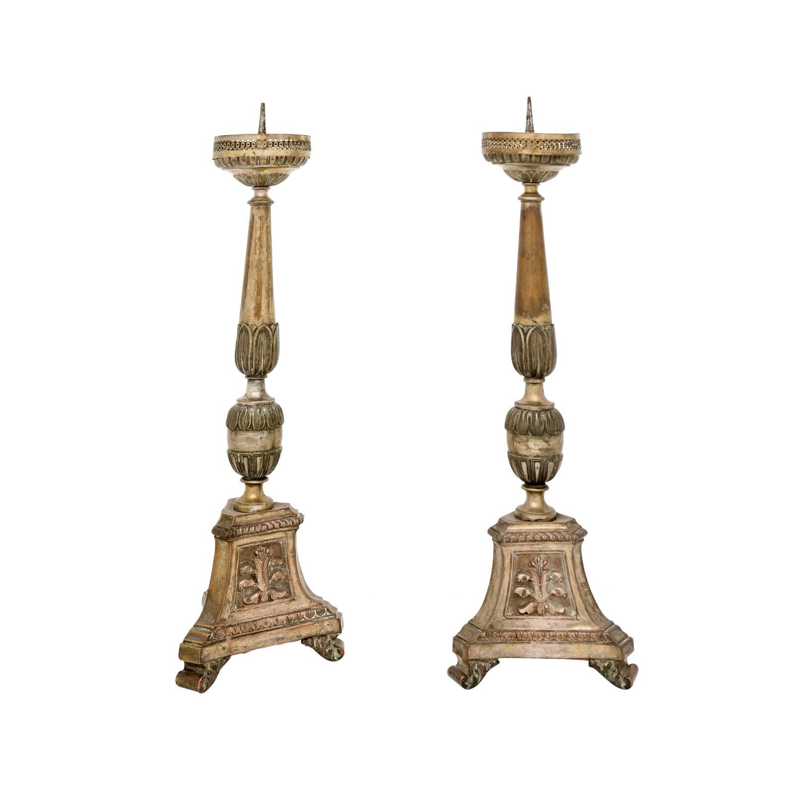 Ein Paar italienischer Metall-Kerzenhalter aus dem 19. Jahrhundert, mit Silber- und Goldtönen, sehr schönem, authentischem, gealtertem Finish, geschnitztem Laub und dreiteiligen Basen. Dieses Paar Kerzenständer wurde im 19. Jahrhundert in Italien