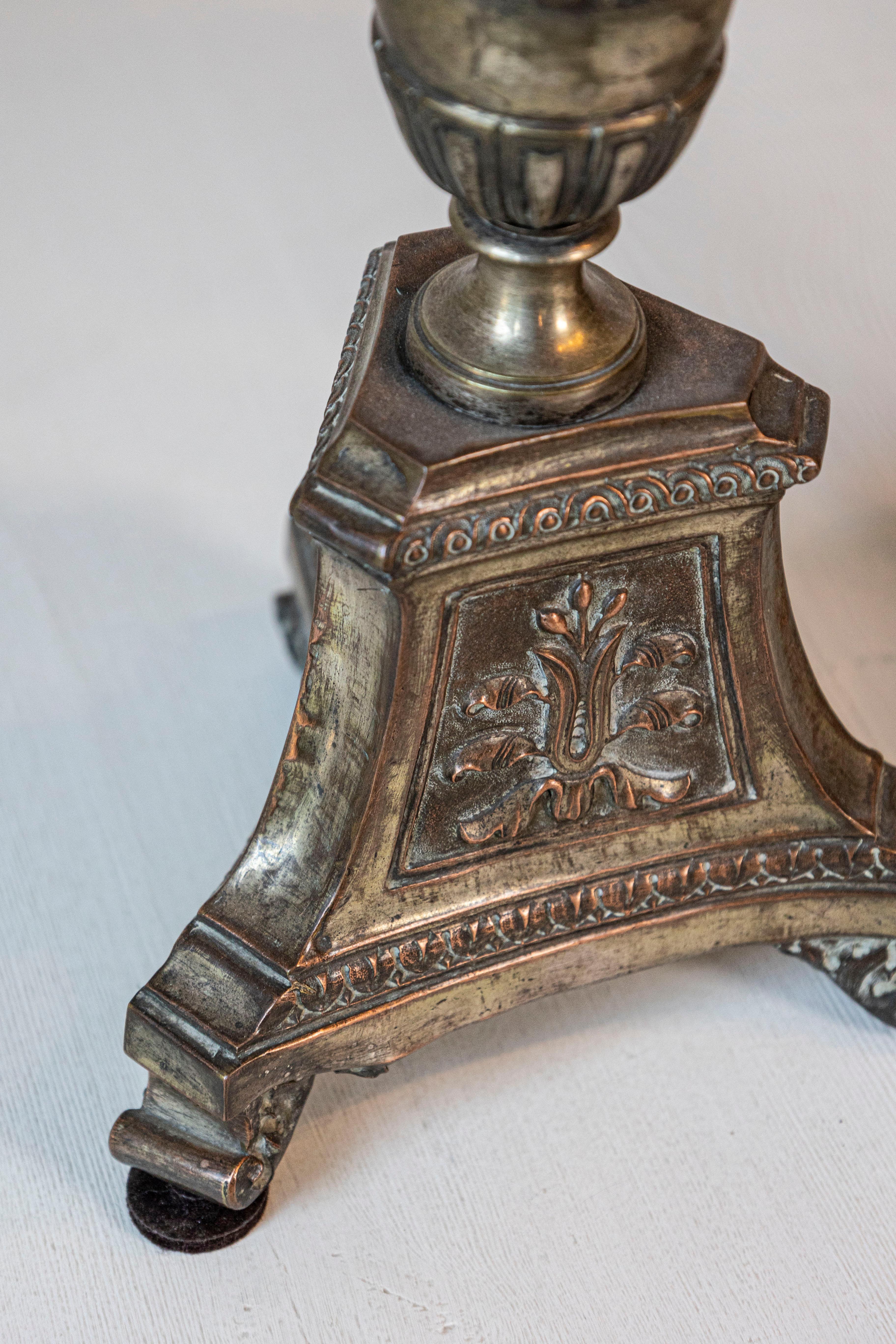Pareja de candeleros italianos de metal del siglo XIX, con tonos plateados y dorados, follaje tallado de acabado envejecido auténtico muy bonito y bases tripartitas. Creados en Italia durante el siglo XIX, cada uno de este par de candelabros