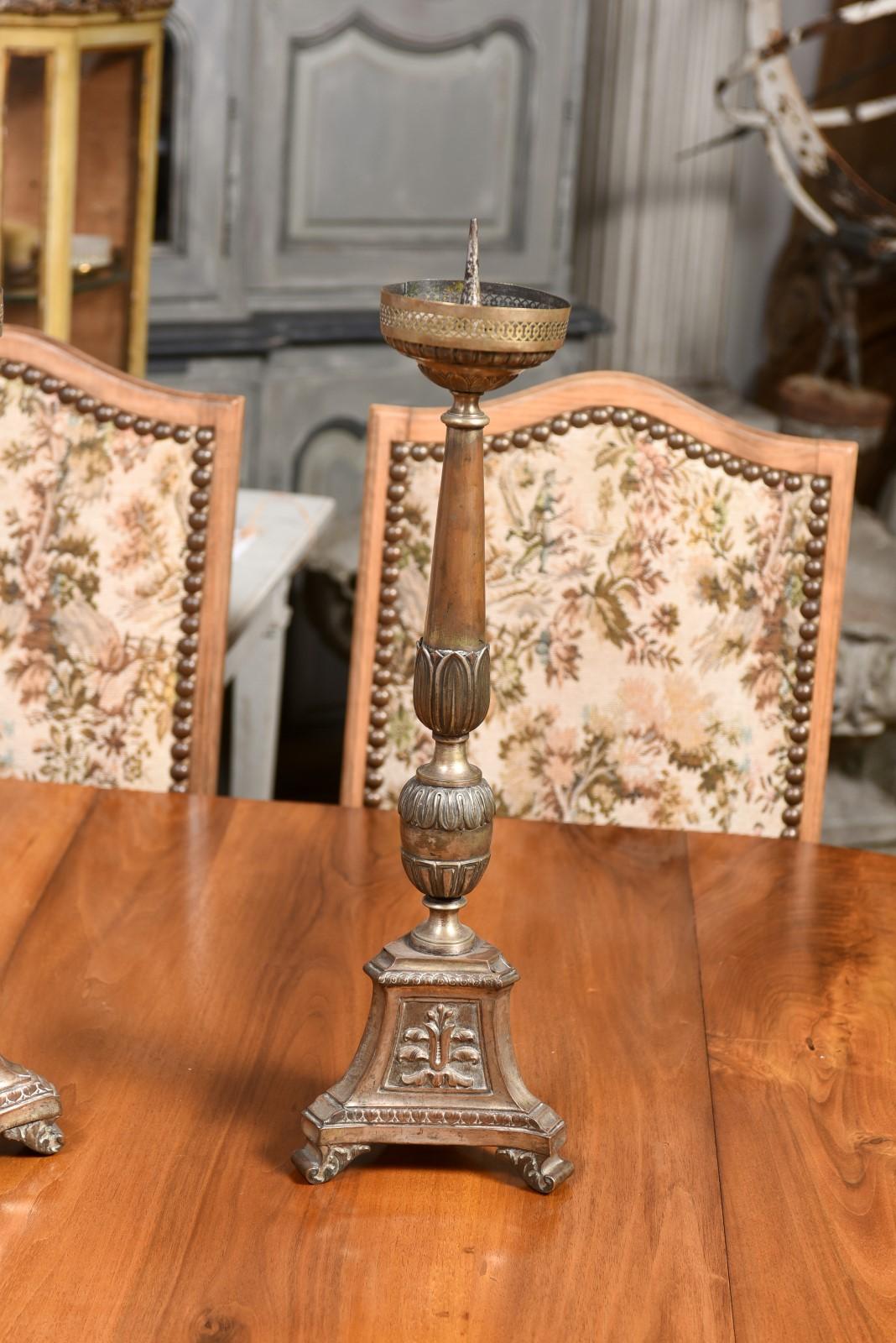 Paar italienische Metall-Kerzenständer aus dem 19. Jahrhundert mit Silber- und Goldtönen im Zustand „Gut“ im Angebot in Atlanta, GA