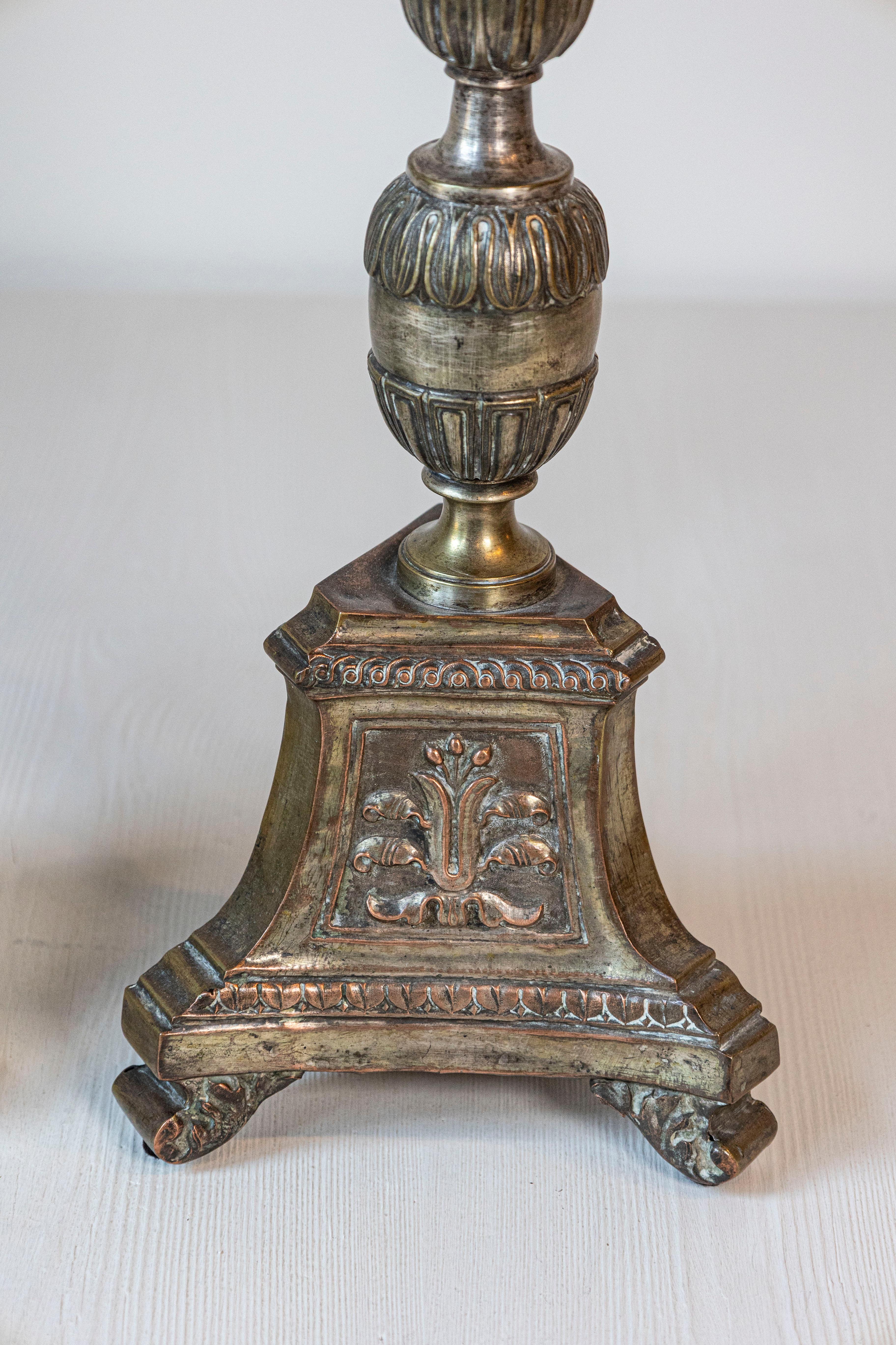 Pareja de Candeleros de Metal Italianos del Siglo XIX con Tonos Plateados y Dorados en venta 1