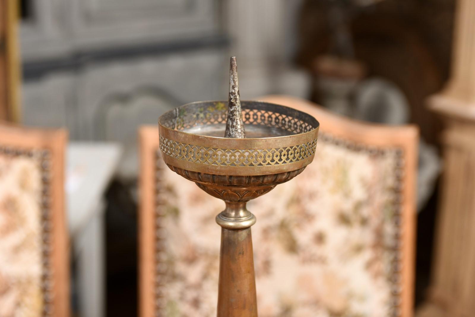 Paar italienische Metall-Kerzenständer aus dem 19. Jahrhundert mit Silber- und Goldtönen im Angebot 1