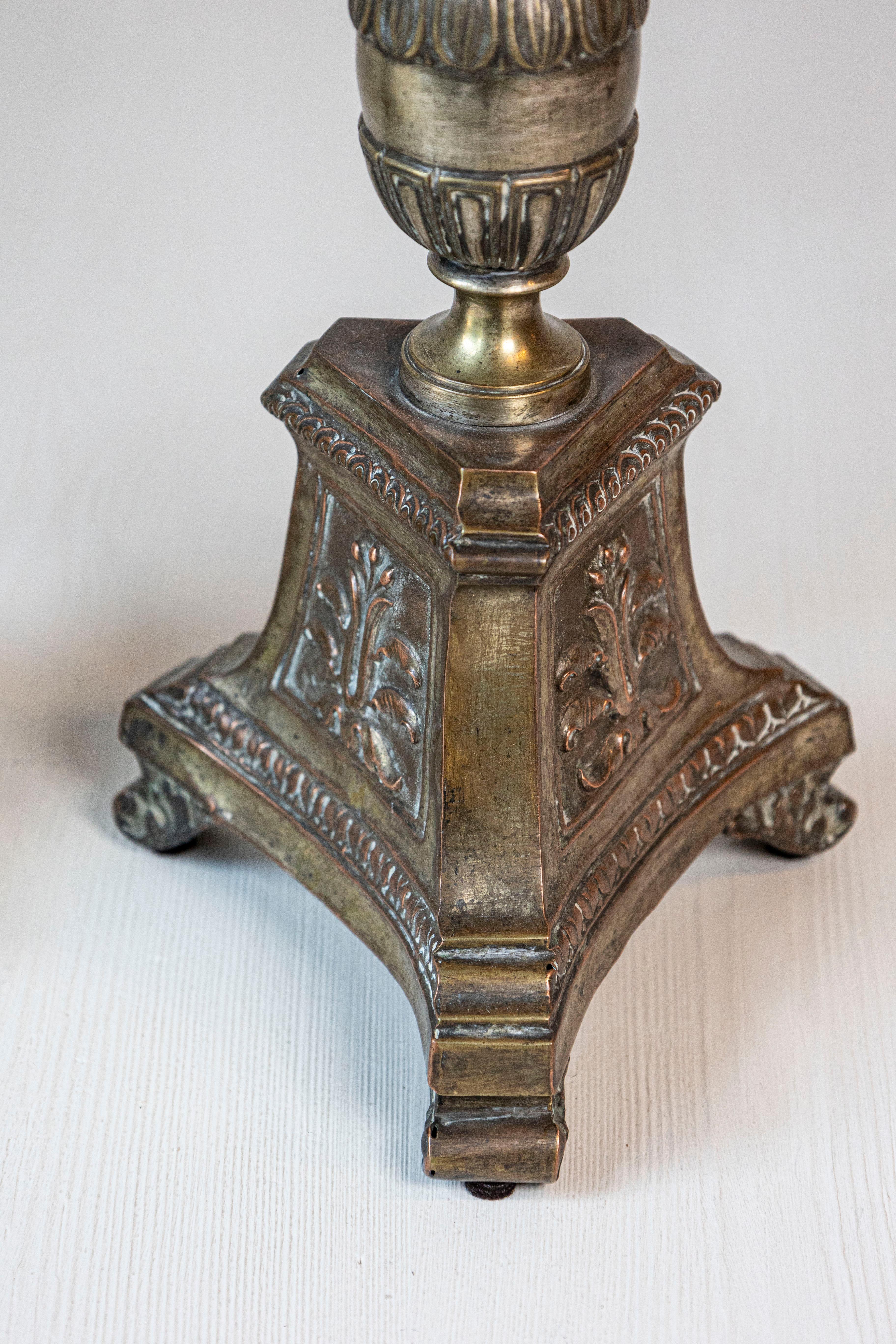 Pareja de Candeleros de Metal Italianos del Siglo XIX con Tonos Plateados y Dorados en venta 2
