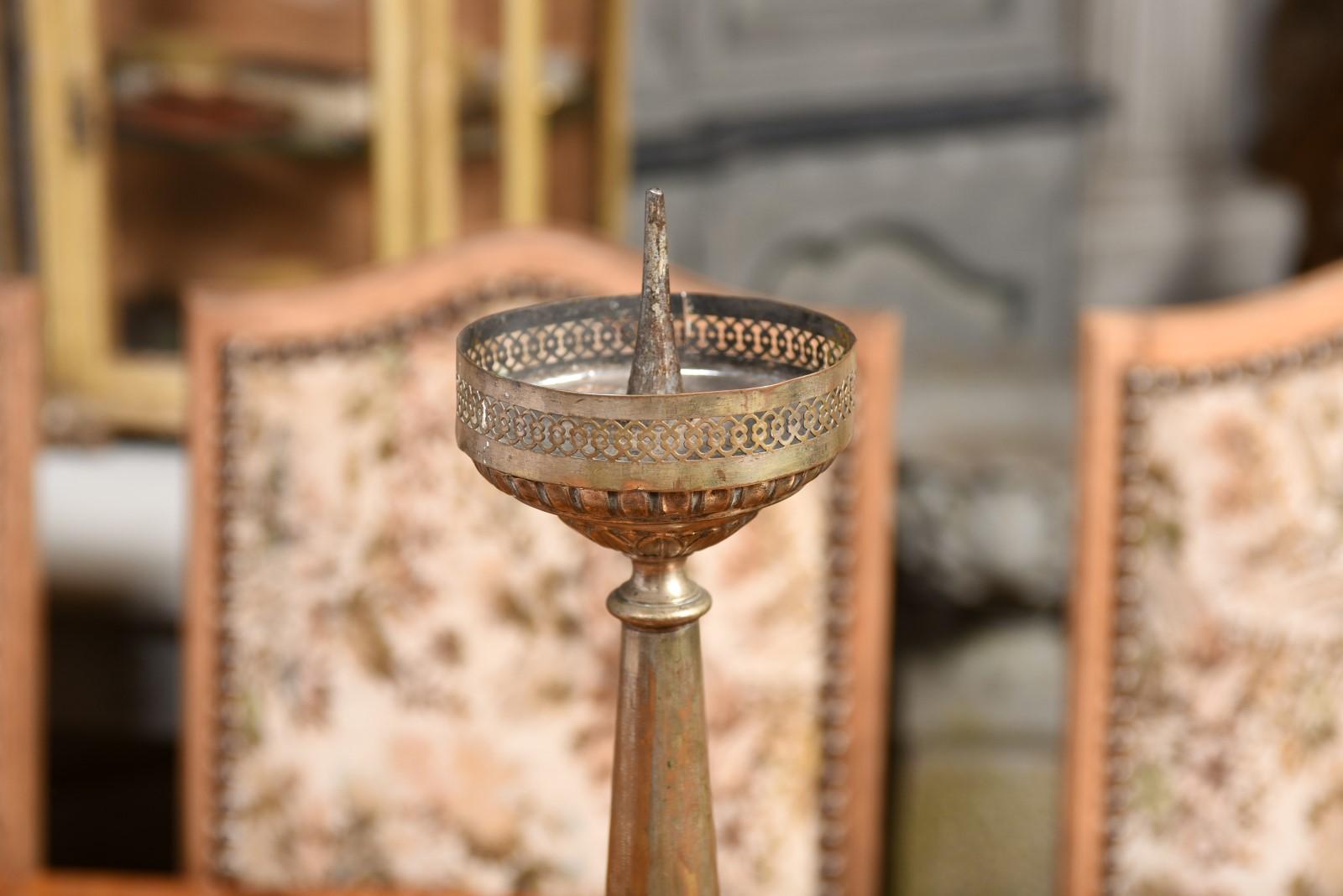 Paar italienische Metall-Kerzenständer aus dem 19. Jahrhundert mit Silber- und Goldtönen im Angebot 2
