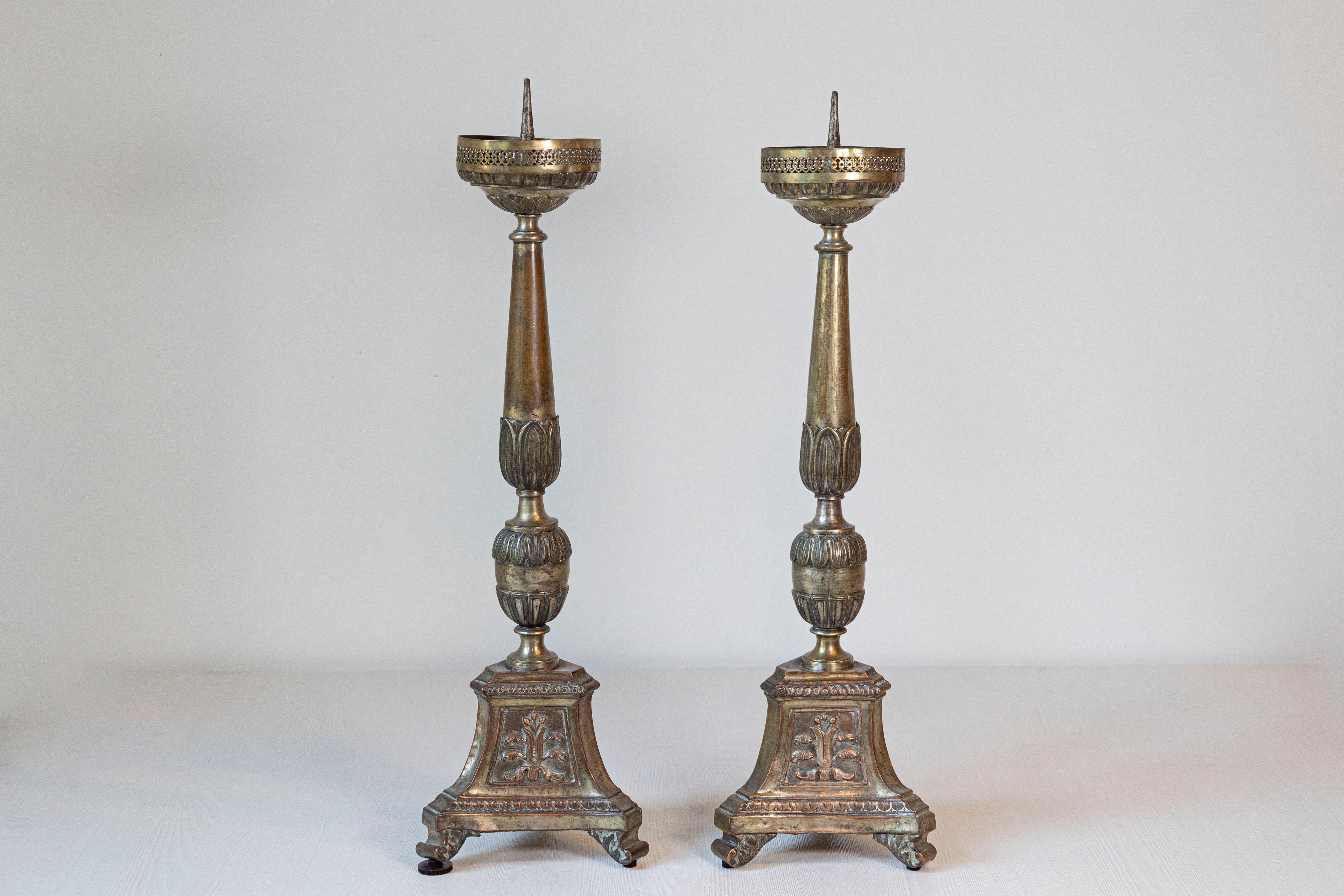 Pareja de Candeleros de Metal Italianos del Siglo XIX con Tonos Plateados y Dorados en venta 3