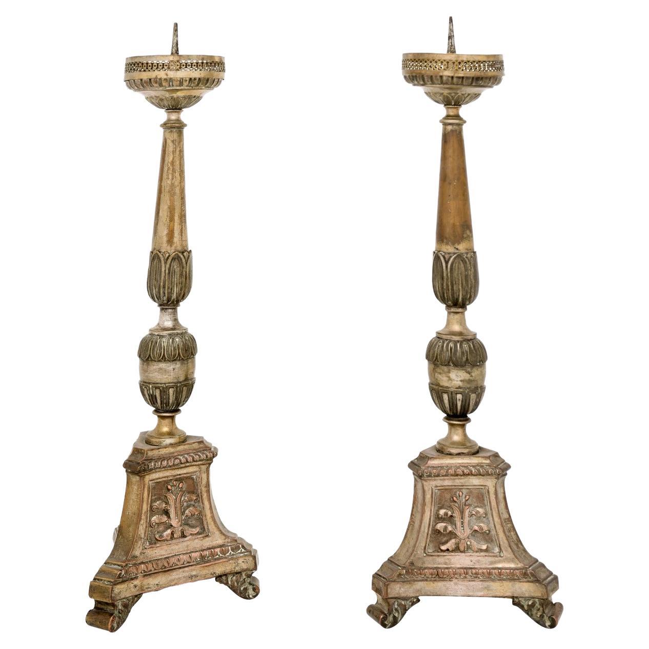 Paar italienische Metall-Kerzenständer aus dem 19. Jahrhundert mit Silber- und Goldtönen im Angebot