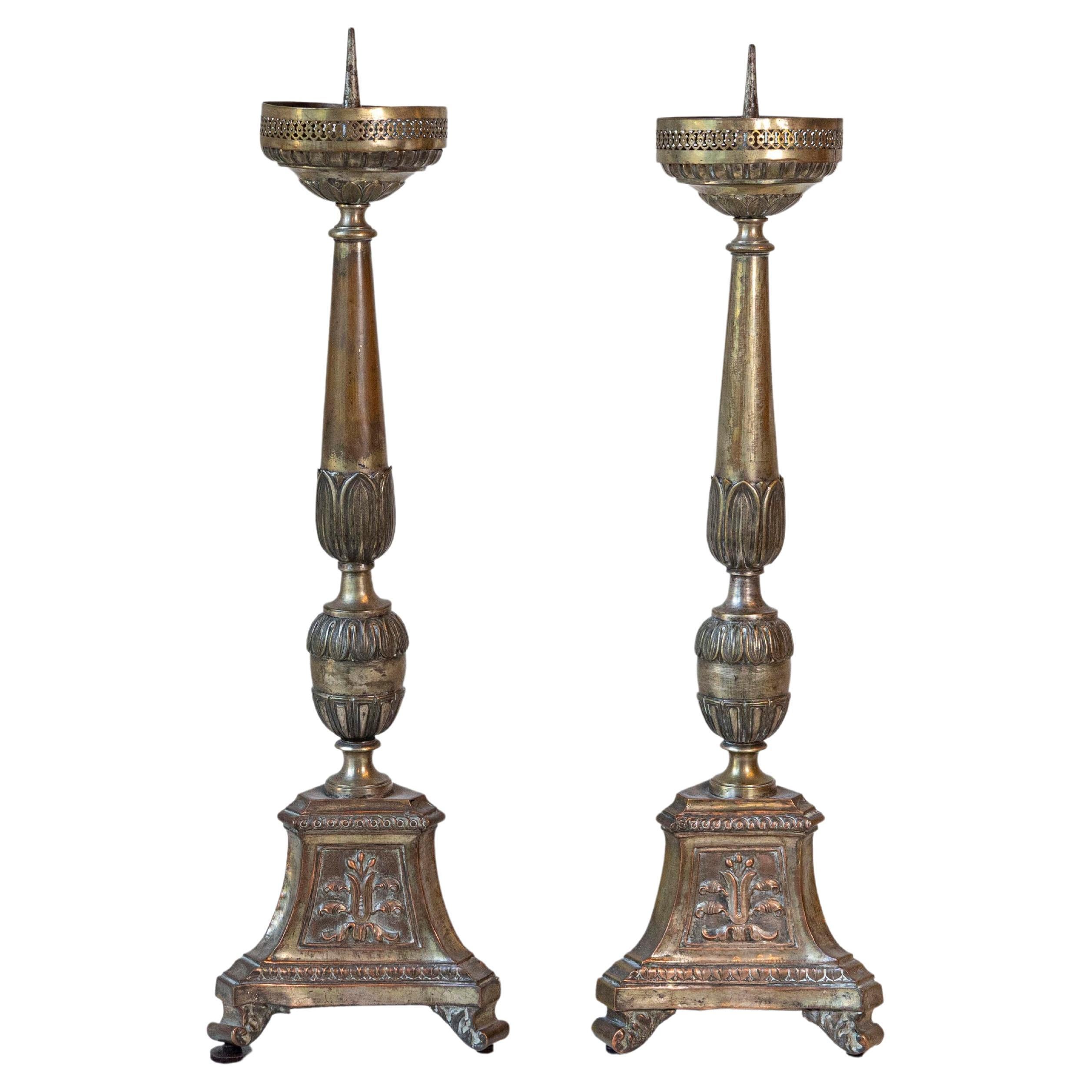 Pareja de Candeleros de Metal Italianos del Siglo XIX con Tonos Plateados y Dorados en venta