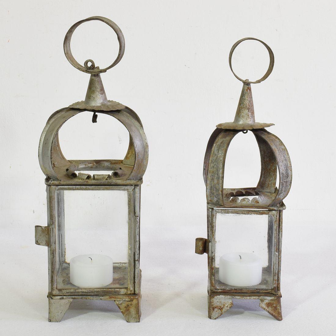 Beautiful and rare pair of metal lanterns, Italy, circa 1850-1900.
Weathered and small old repairs 
Measures: H:24-26cm W:8,5-10cm
Measurement here below of the largest lantern.