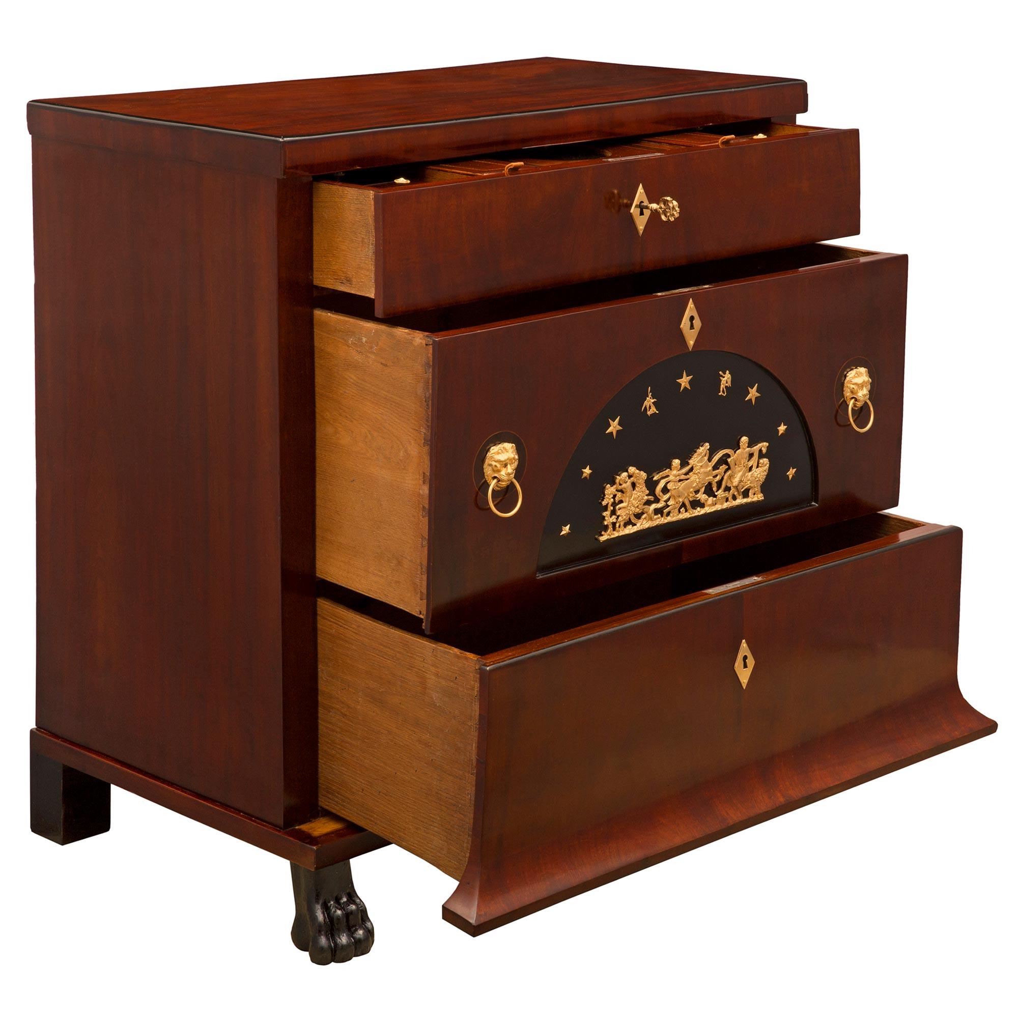 Ébénisé Paire de commodes italiennes néoclassiques du 19ème siècle de style néo-classique en vente