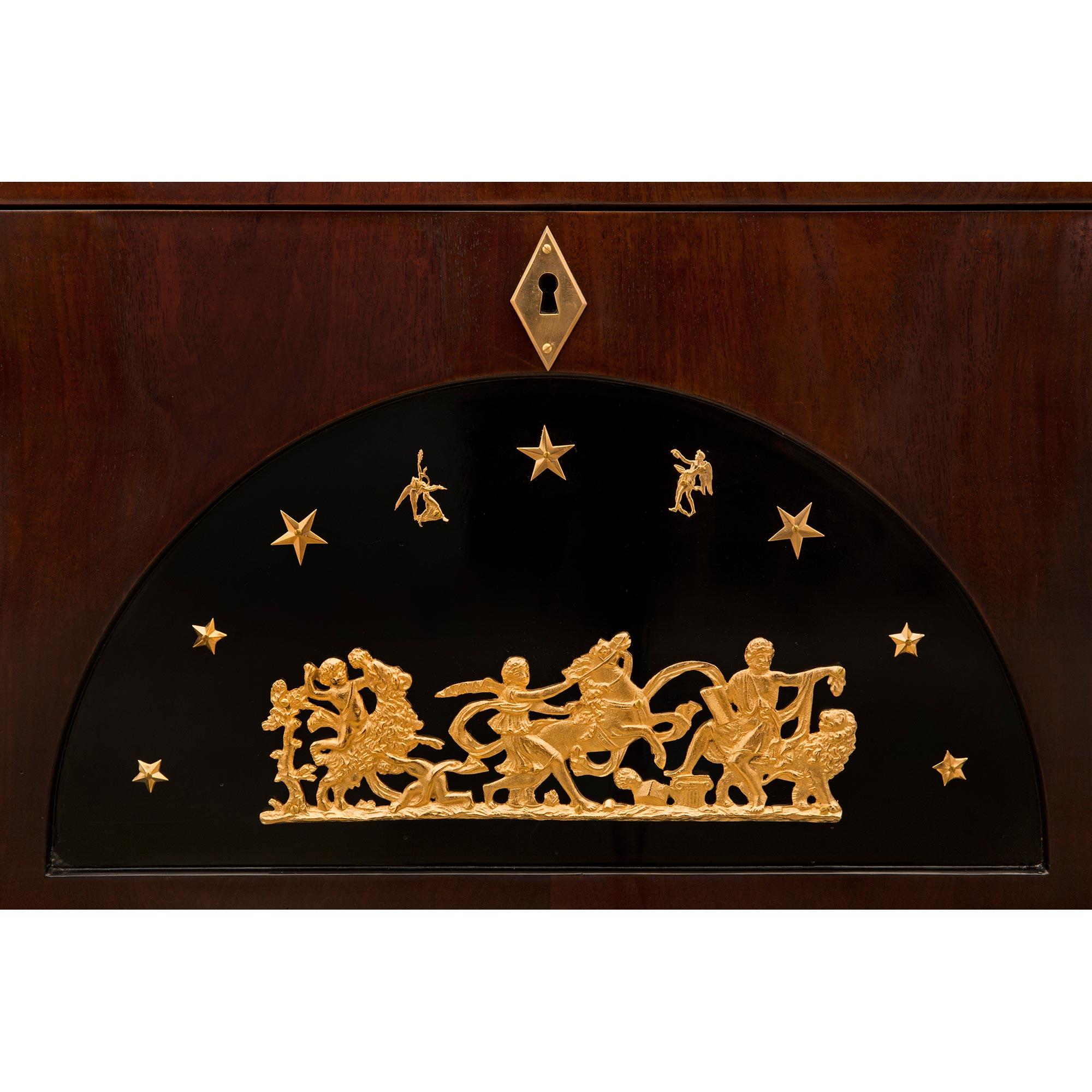 Paire de commodes italiennes néoclassiques du 19ème siècle de style néo-classique en vente 2