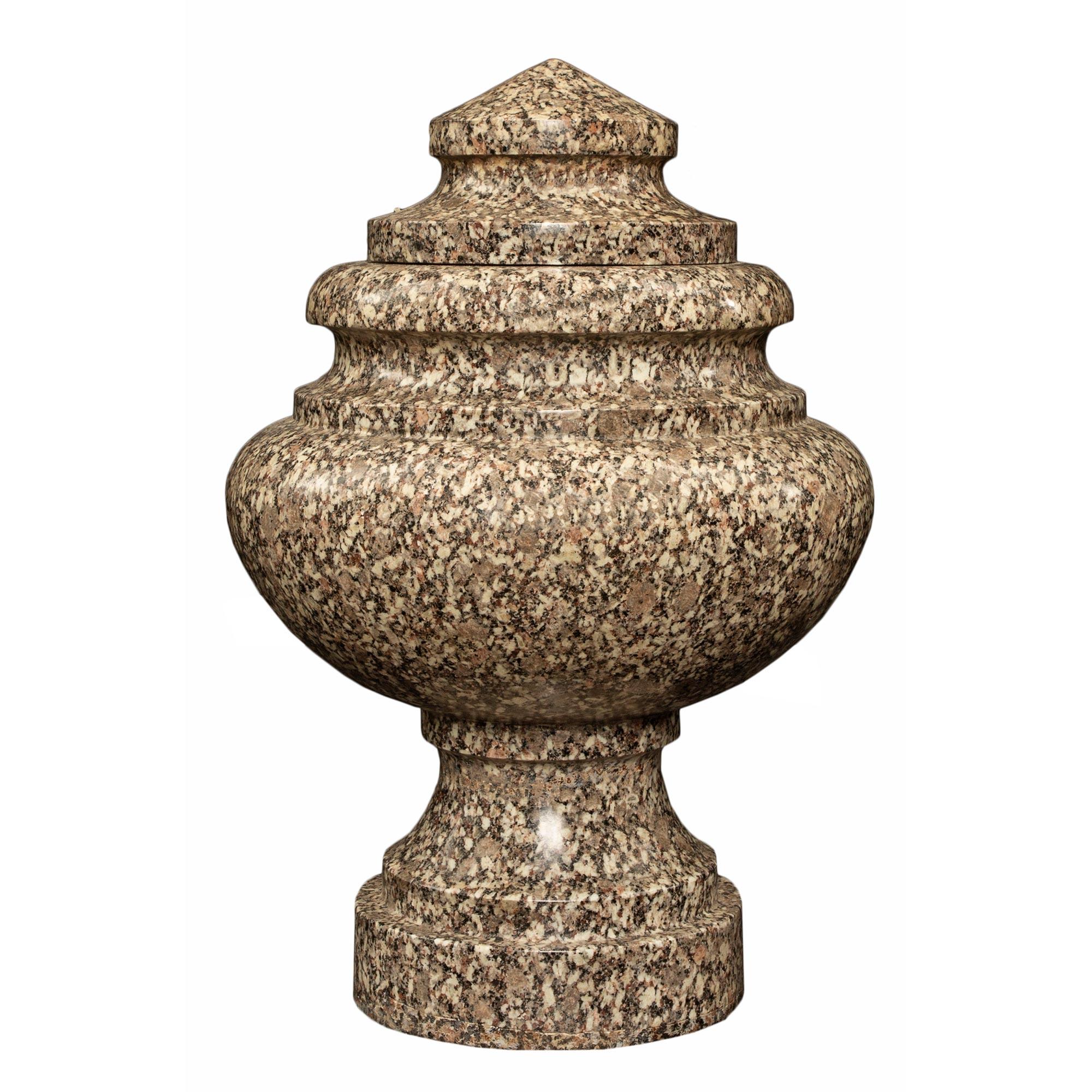 Néoclassique Paire d'urnes à couvercle en granit de style néo-classique italien du 19ème siècle en vente