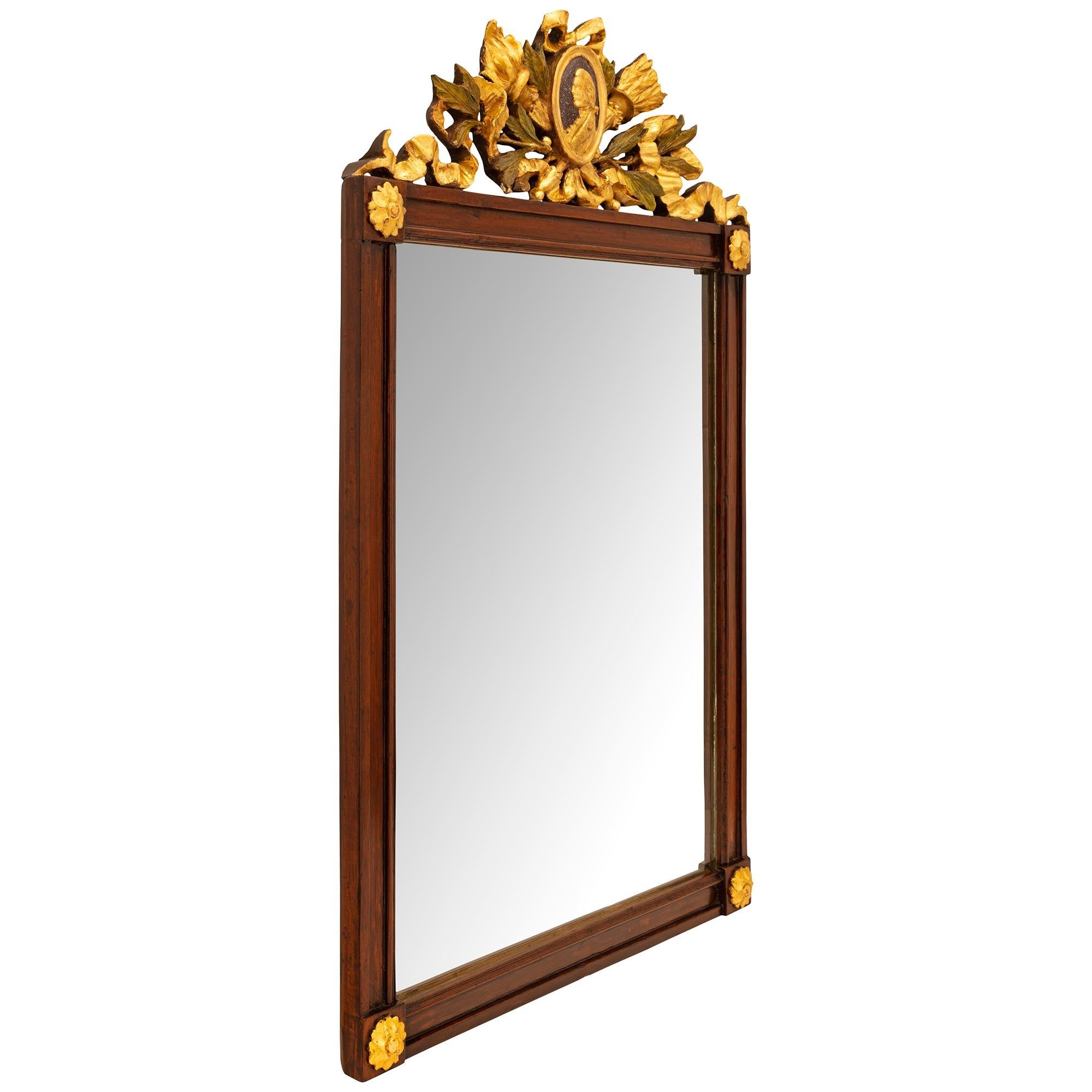 Néoclassique Paire de miroirs italiens néo-classiques du 19ème siècle en acajou et bois doré en vente