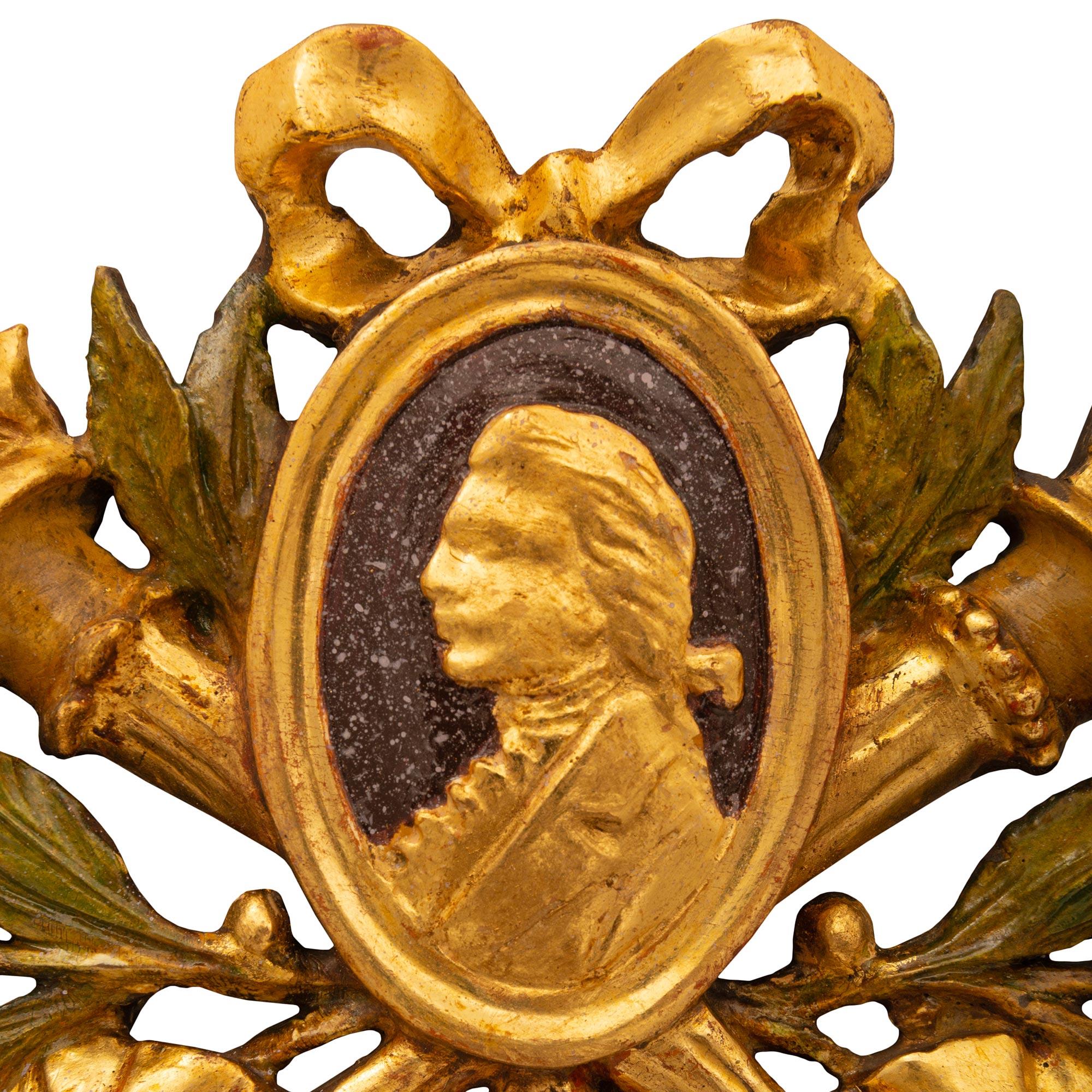 XIXe siècle Paire de miroirs italiens néo-classiques du 19ème siècle en acajou et bois doré en vente