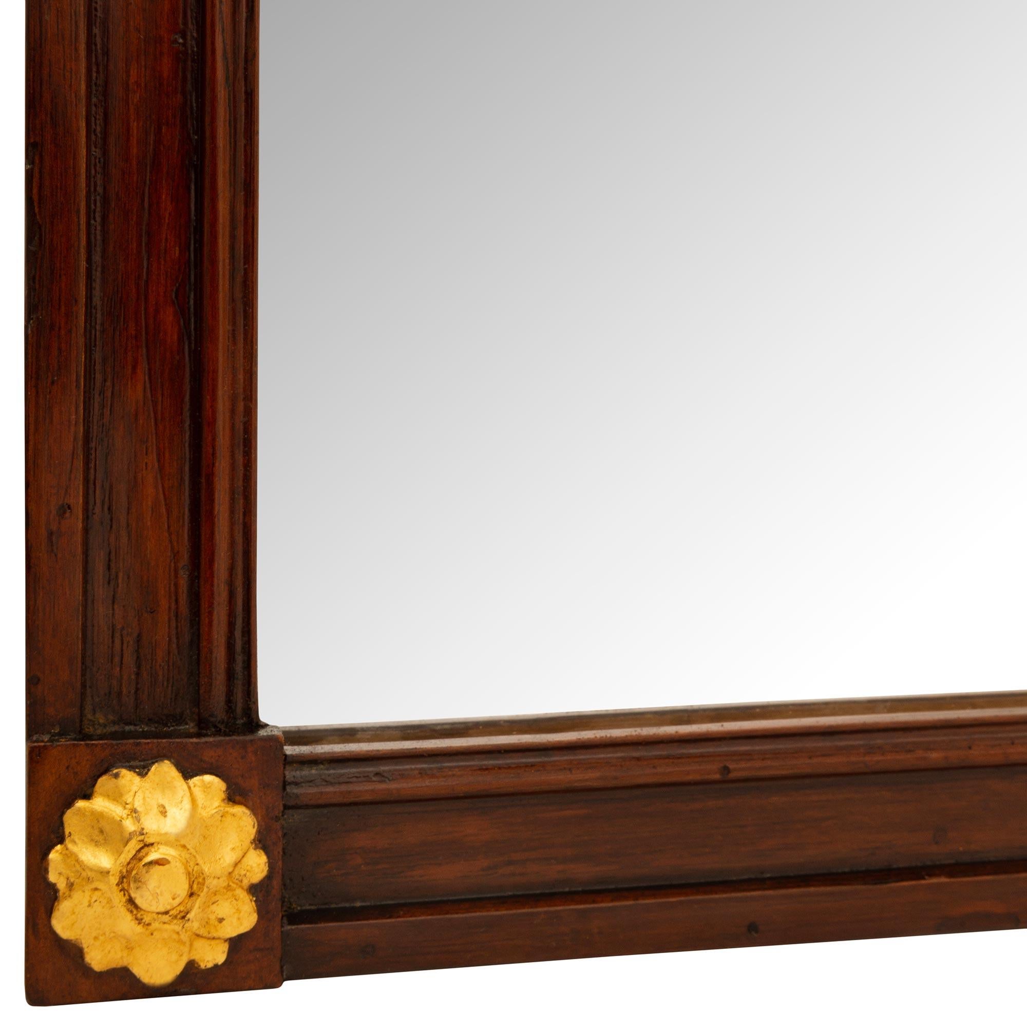 Paire de miroirs italiens néo-classiques du 19ème siècle en acajou et bois doré en vente 2