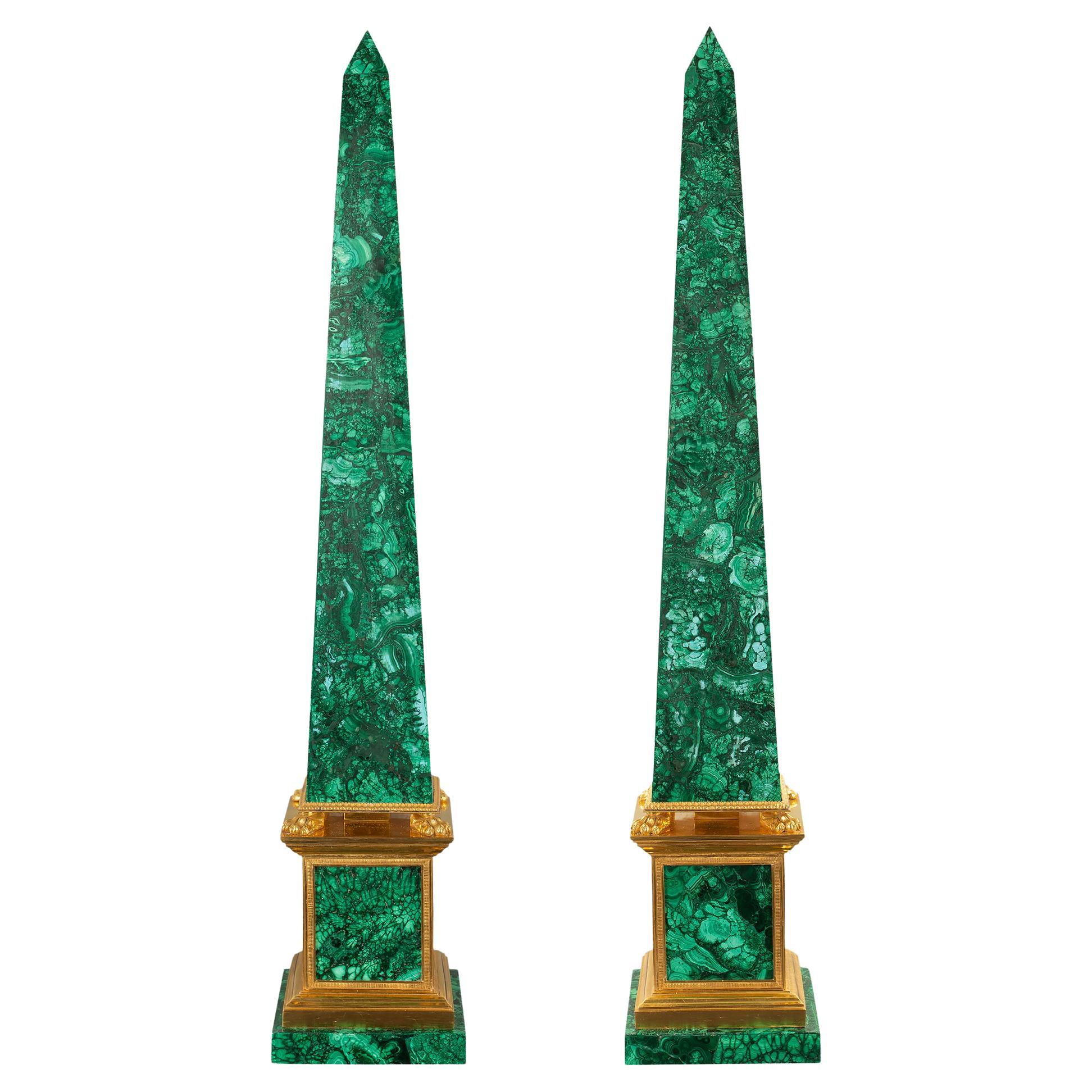 Paire d'obélisques italiens néo-classiques du 19ème siècle en malachite et bronze doré en vente