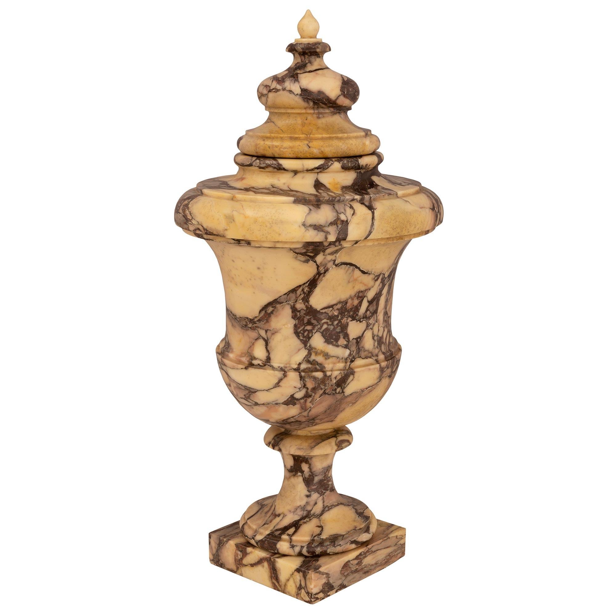 Neoclassical Pair of Italian 19th Century Neo-Classical St. Marble Lidded Urns For Sale