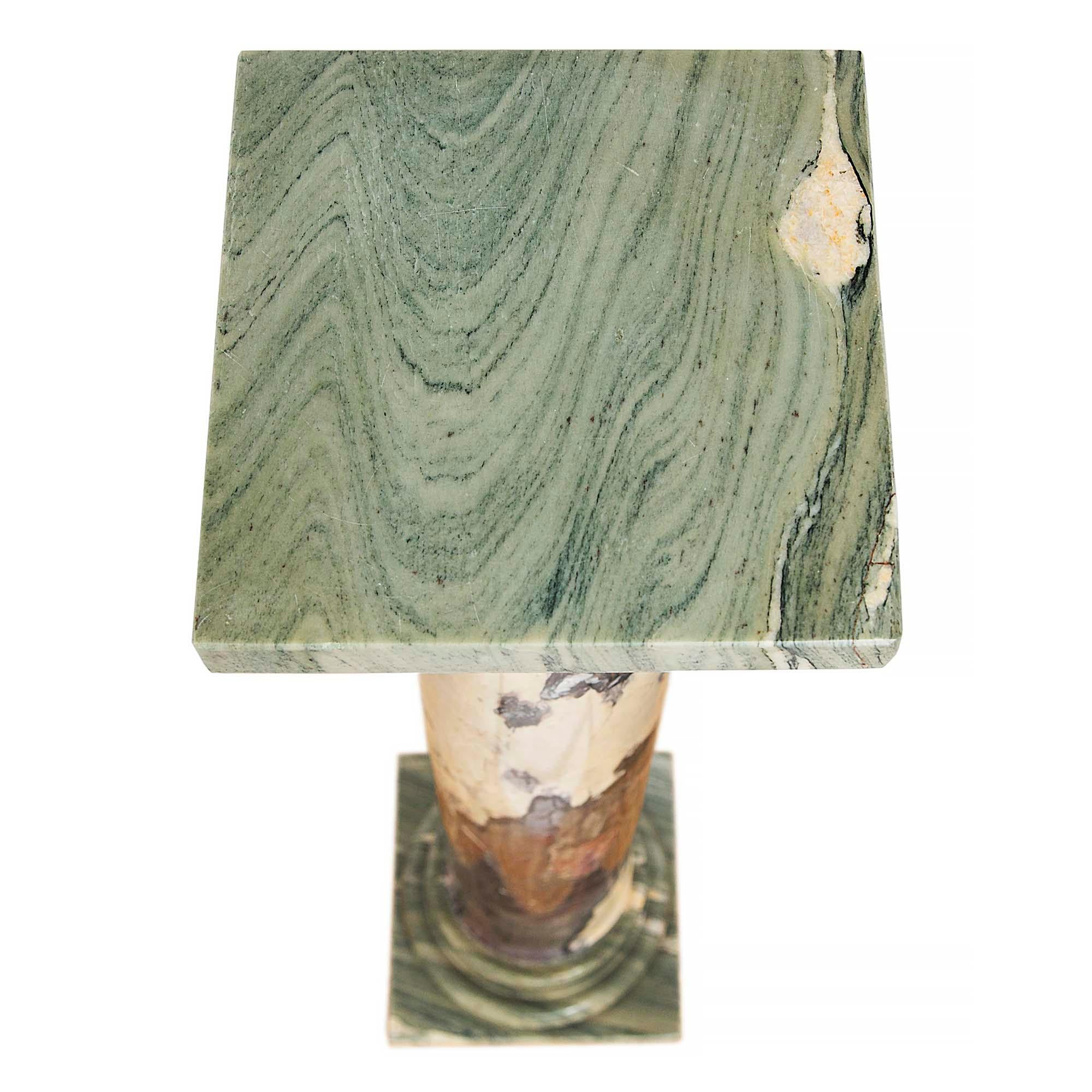 Une paire très élégante de socles en marbre Brèche Violette et Vert Campan, de style néo-classique italien du 19ème siècle. Brèche Violette et Vert Campan en marbre. Chaque colonne est surélevée par une base carrée de type Campan de Vert sous un