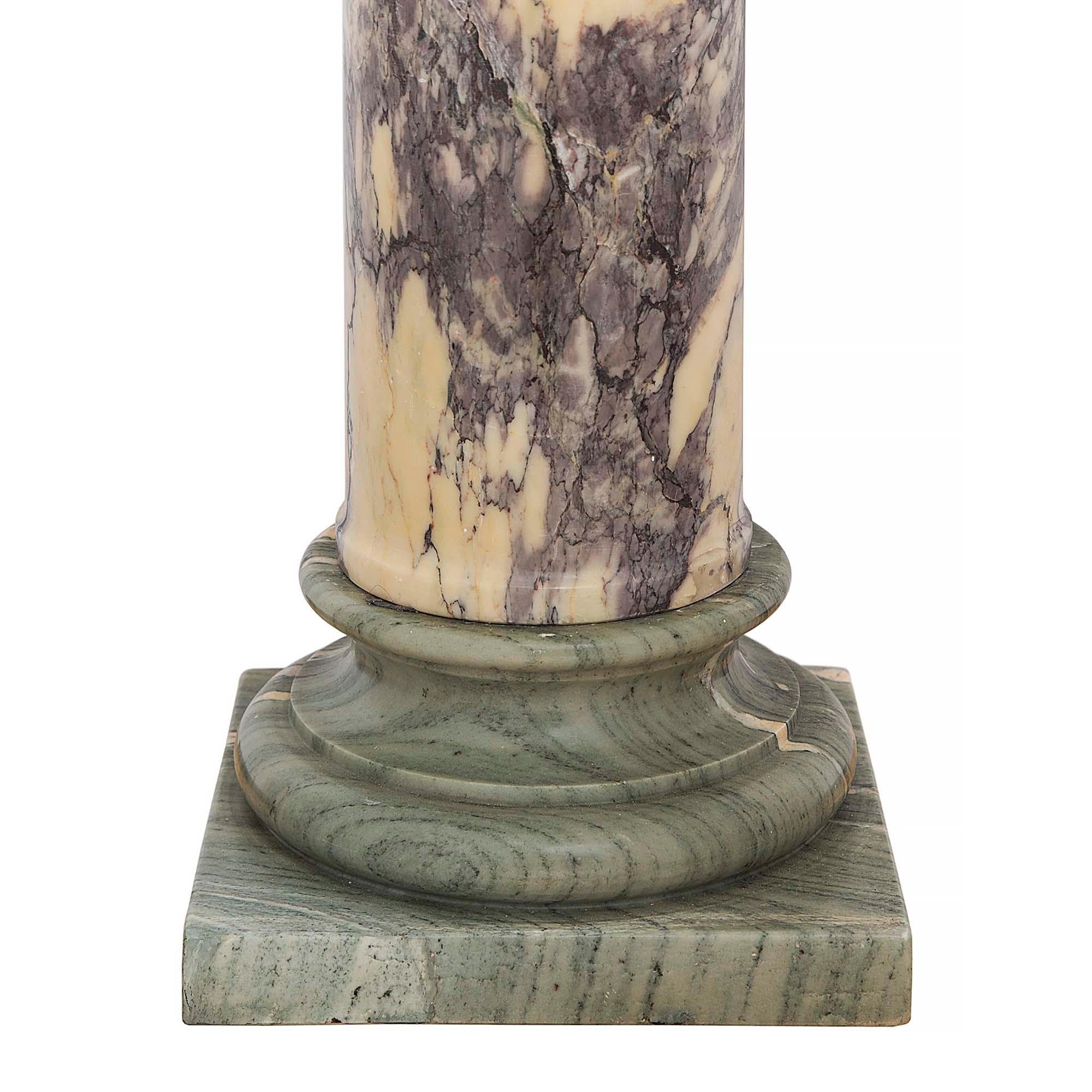 Paire de colonnes de piédestaux en marbre de style néo-classique italien du 19ème siècle en vente 1