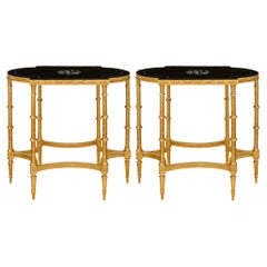 paire de tables d
appoint italiennes du 19e siècle de style néo-classique. Tables d
appoint en bronze doré et marbre