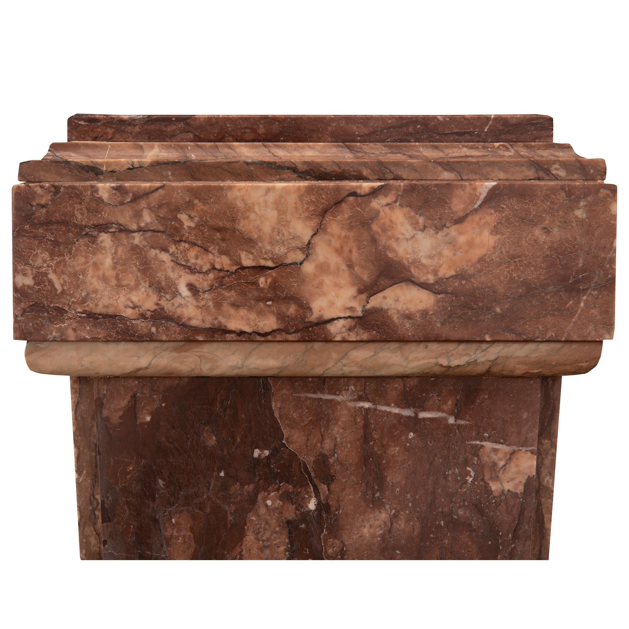 Paar italienische neoklassische St. Rouge Marmor Pedestal Säule aus dem 19. im Zustand „Gut“ im Angebot in West Palm Beach, FL